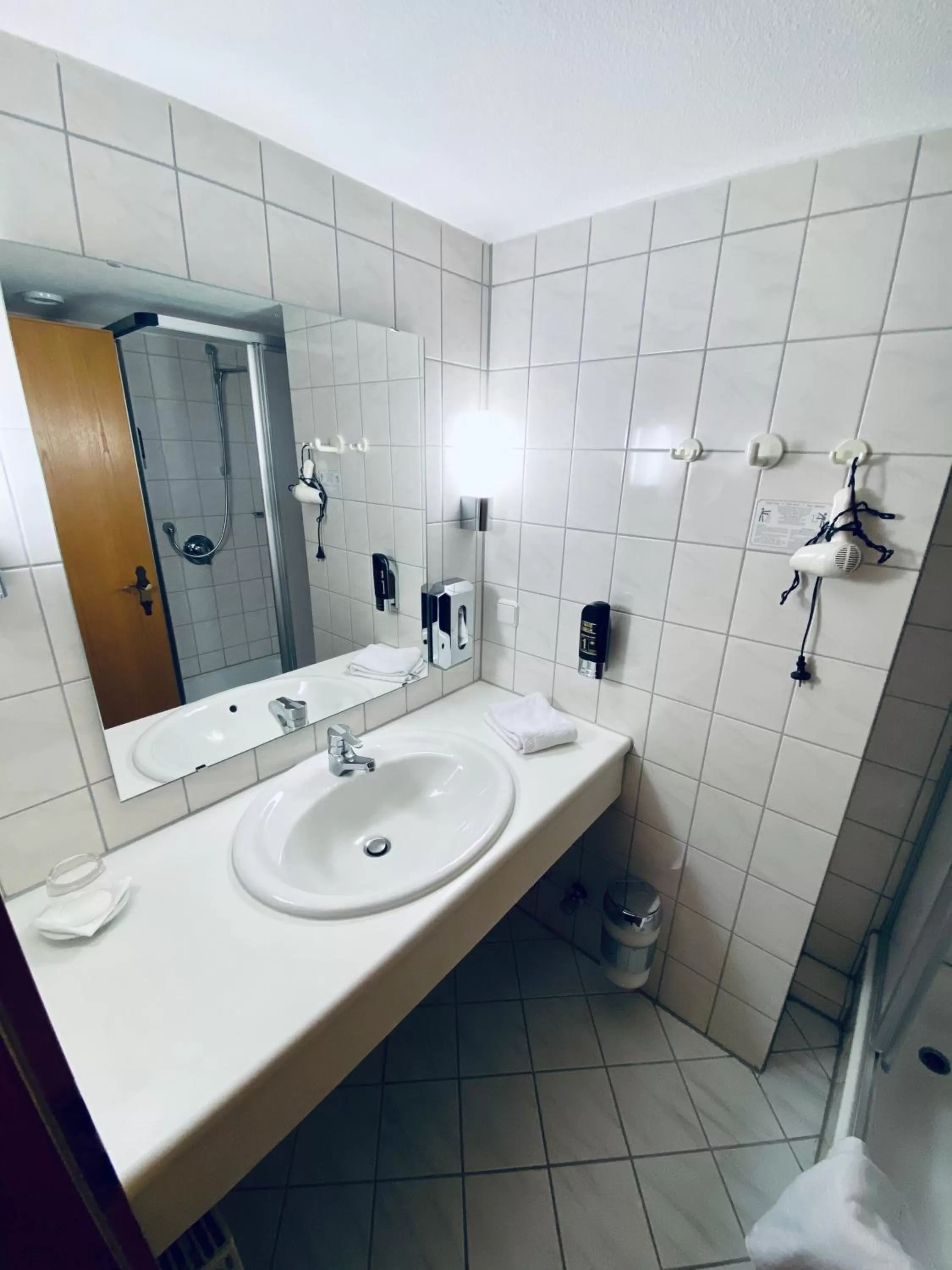 Bathroom in E&D Hotel Rodgau