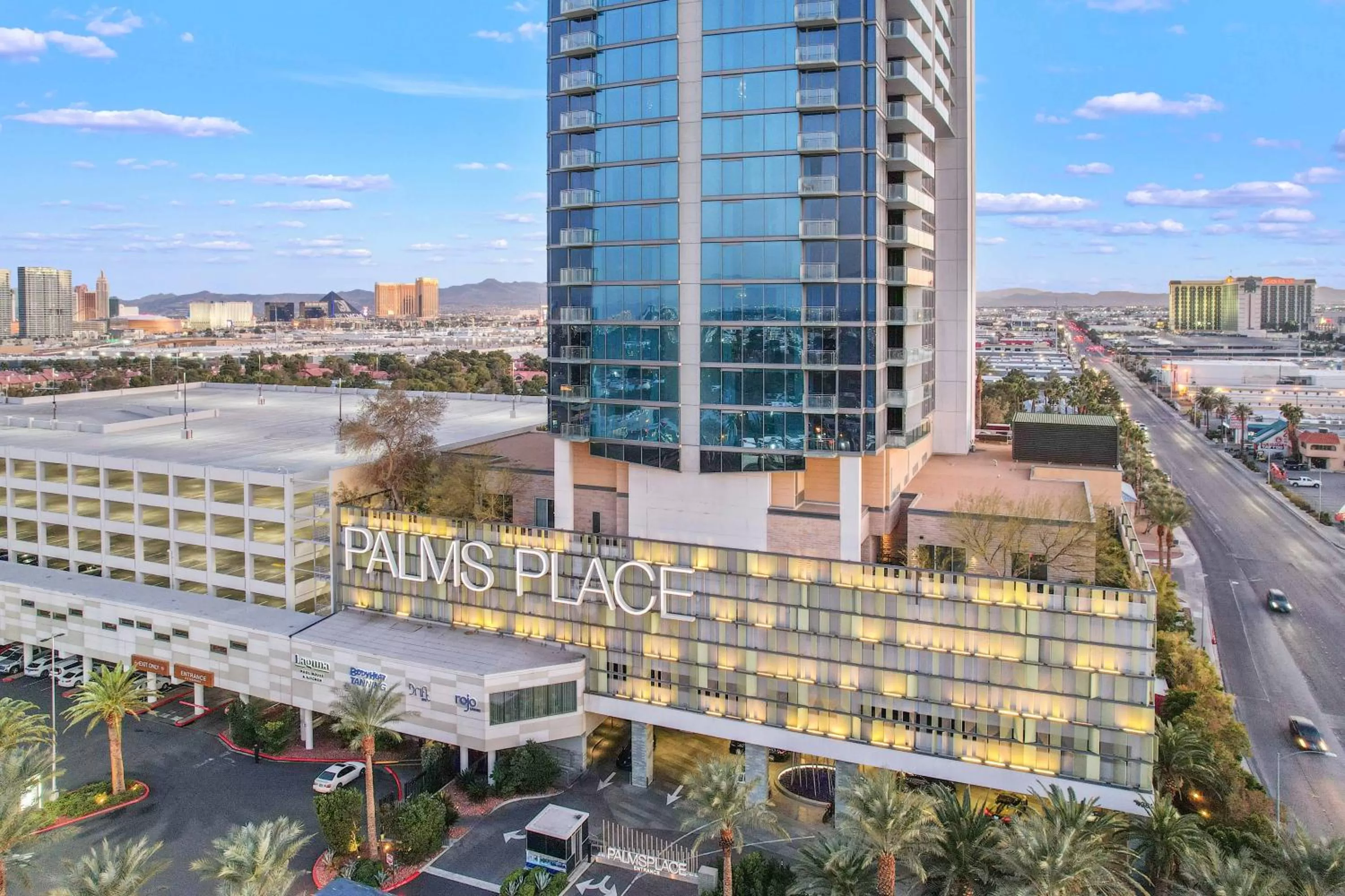 Property building in Vegas Palms HIGH 52nd fl. 1BDR corner penthouse 1220sqft