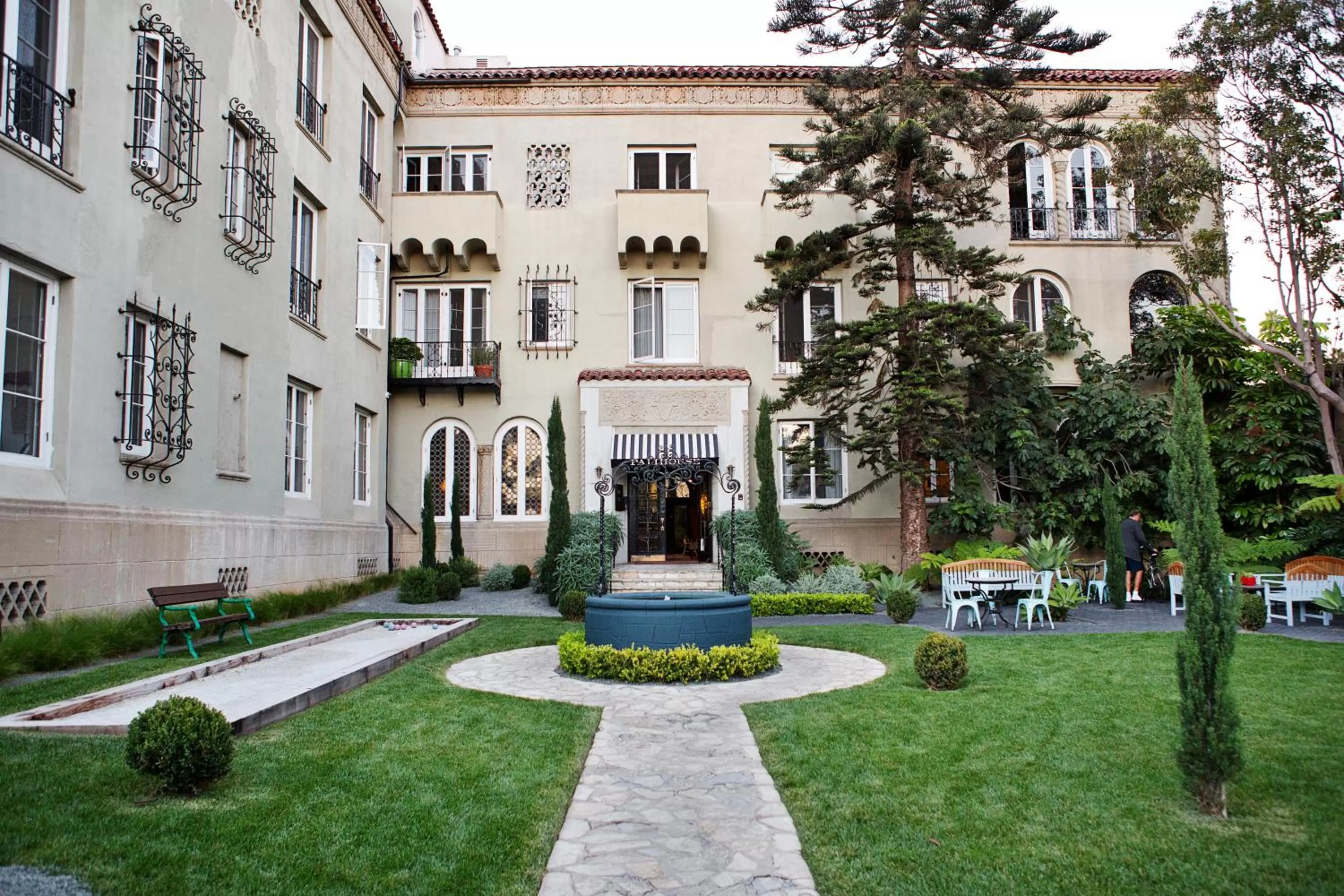 Facade/entrance in Palihouse Santa Monica