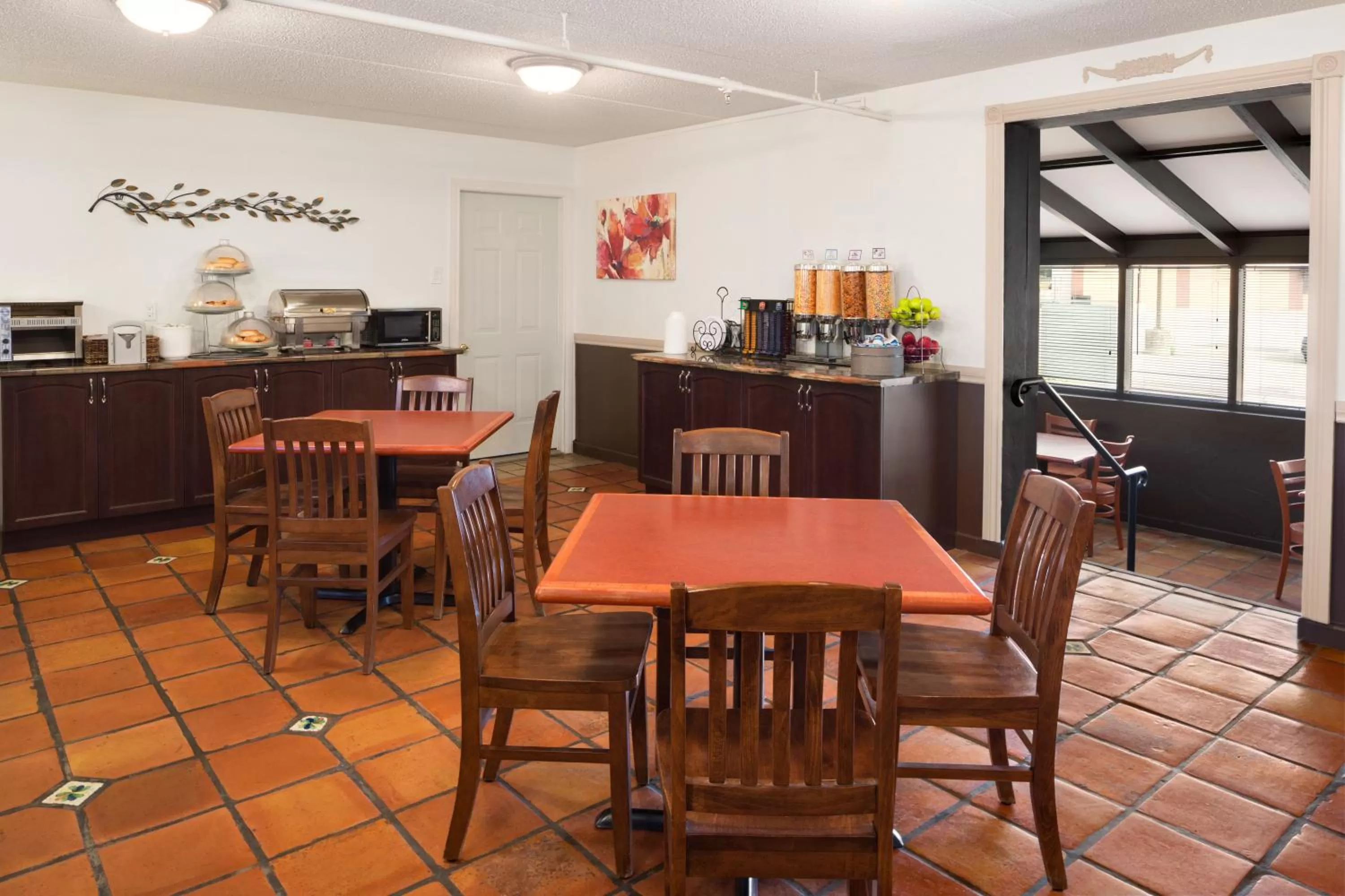 Dining area in Days Inn by Wyndham Brantford