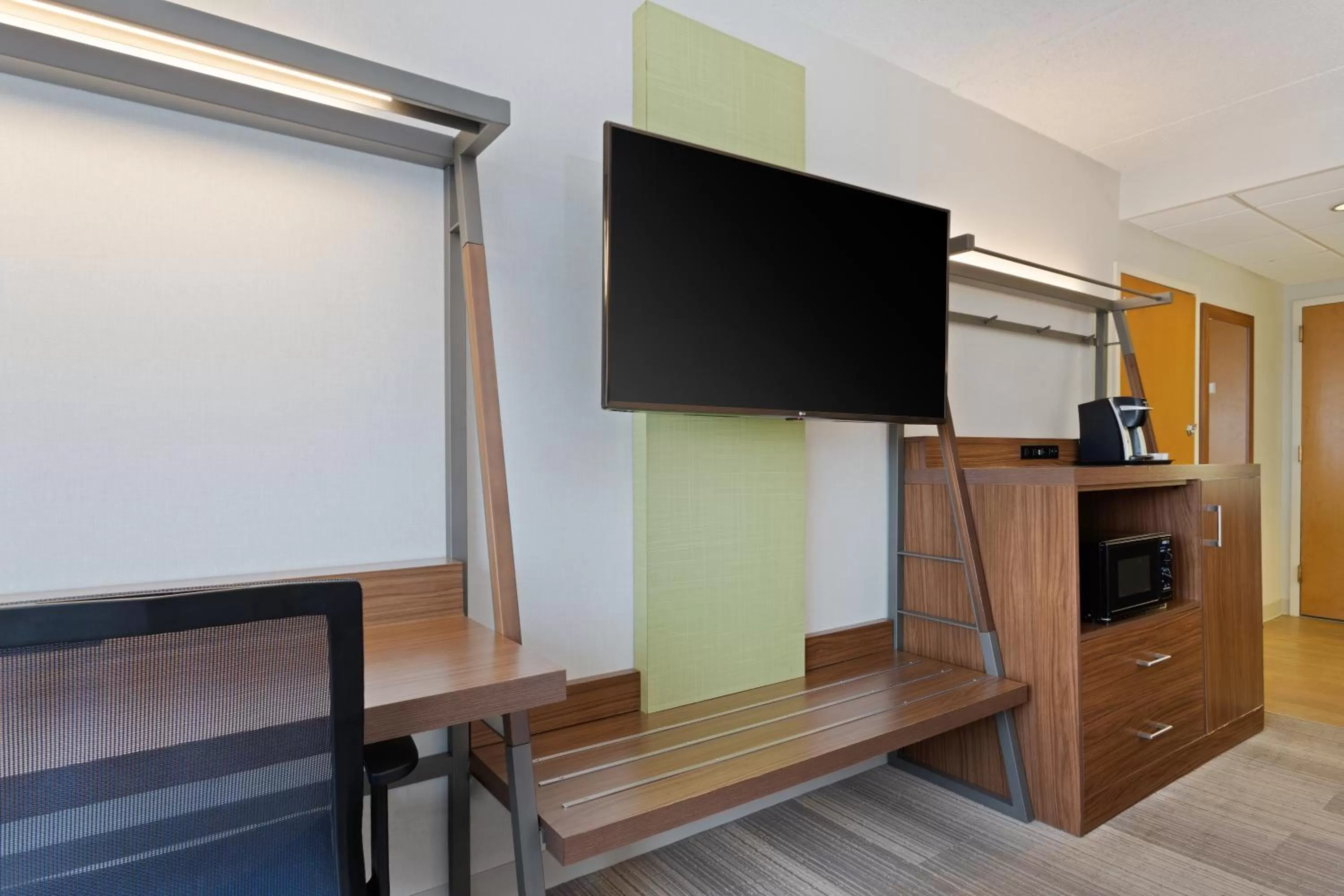 TV and multimedia in Holiday Inn Express Hauppauge-Long Island by IHG