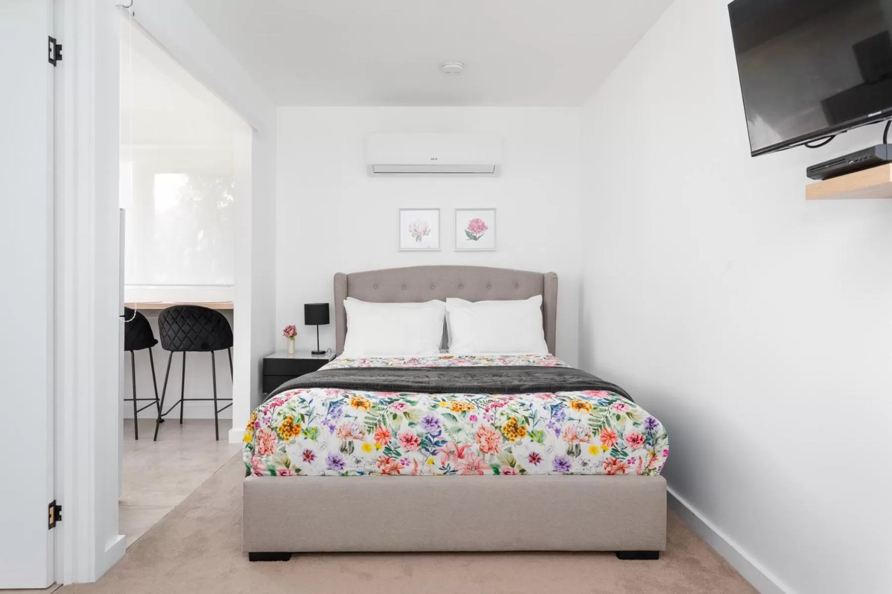 Bed in The Dragonfly Inn