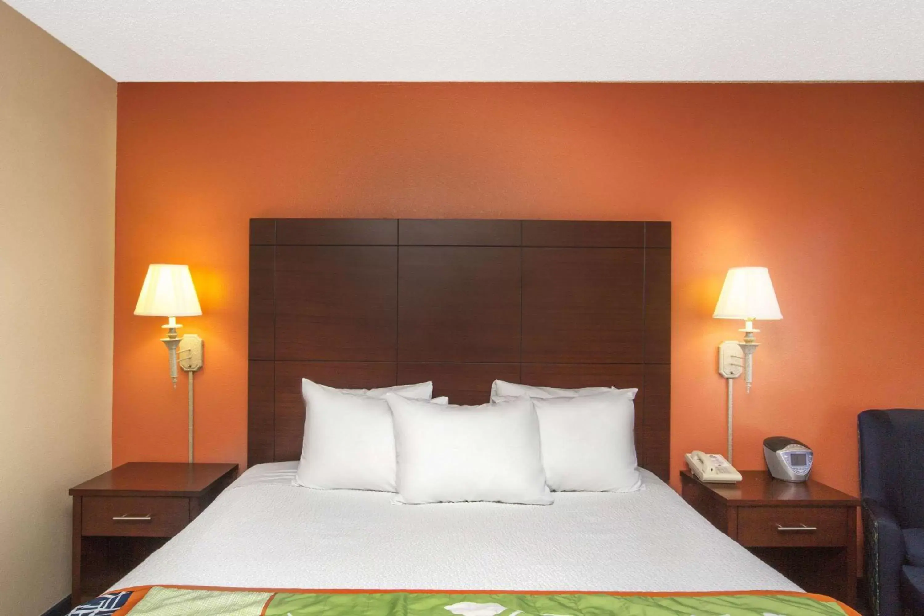 King Room - Mobility/Hearing Access/Non Smoking in Days Inn by Wyndham Fremont King Room - Mobility/Hearing Access/Non Smoking in Days Inn by Wyndham Fremont