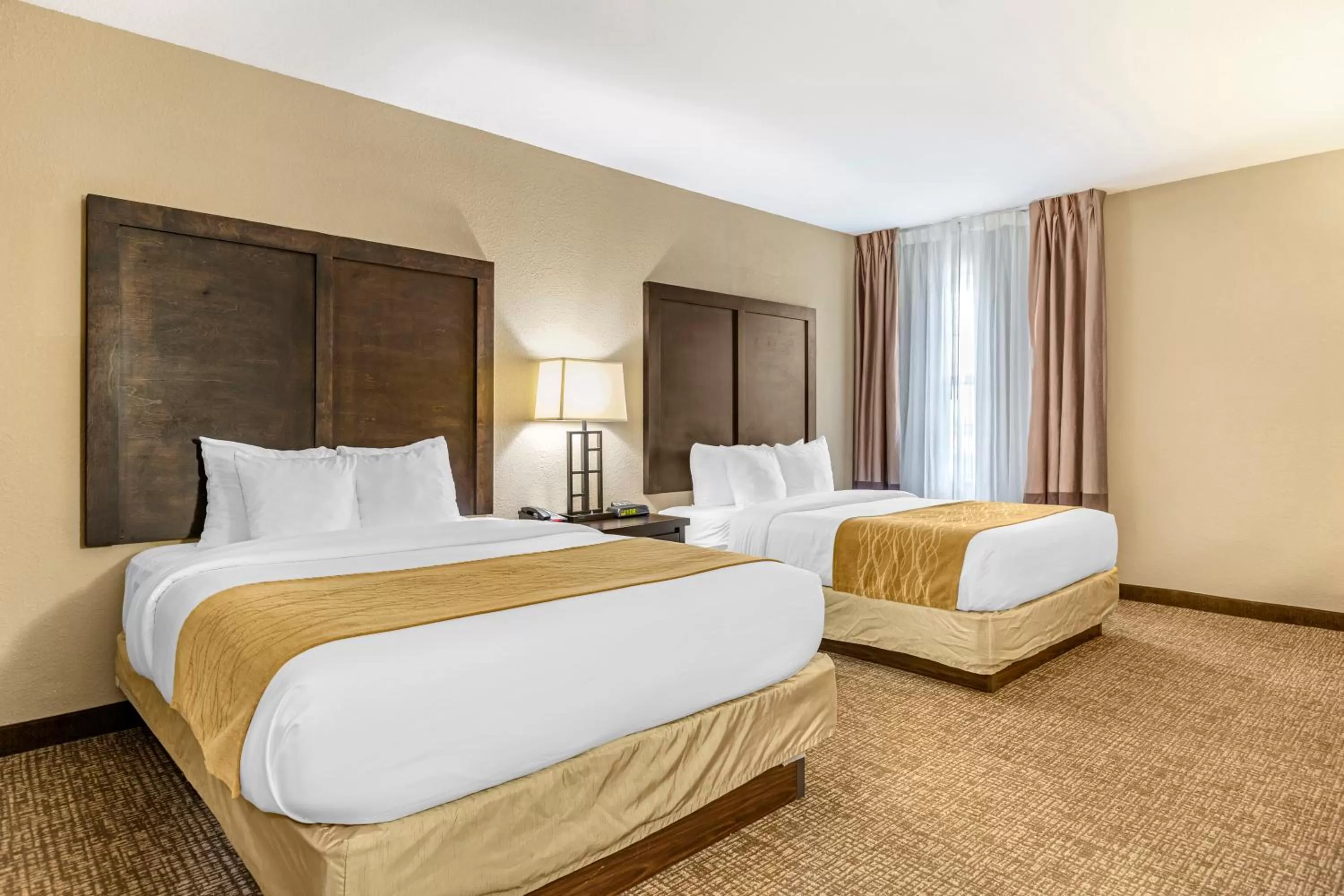 Bed in Comfort Inn & Suites Allen Park - Dearborn