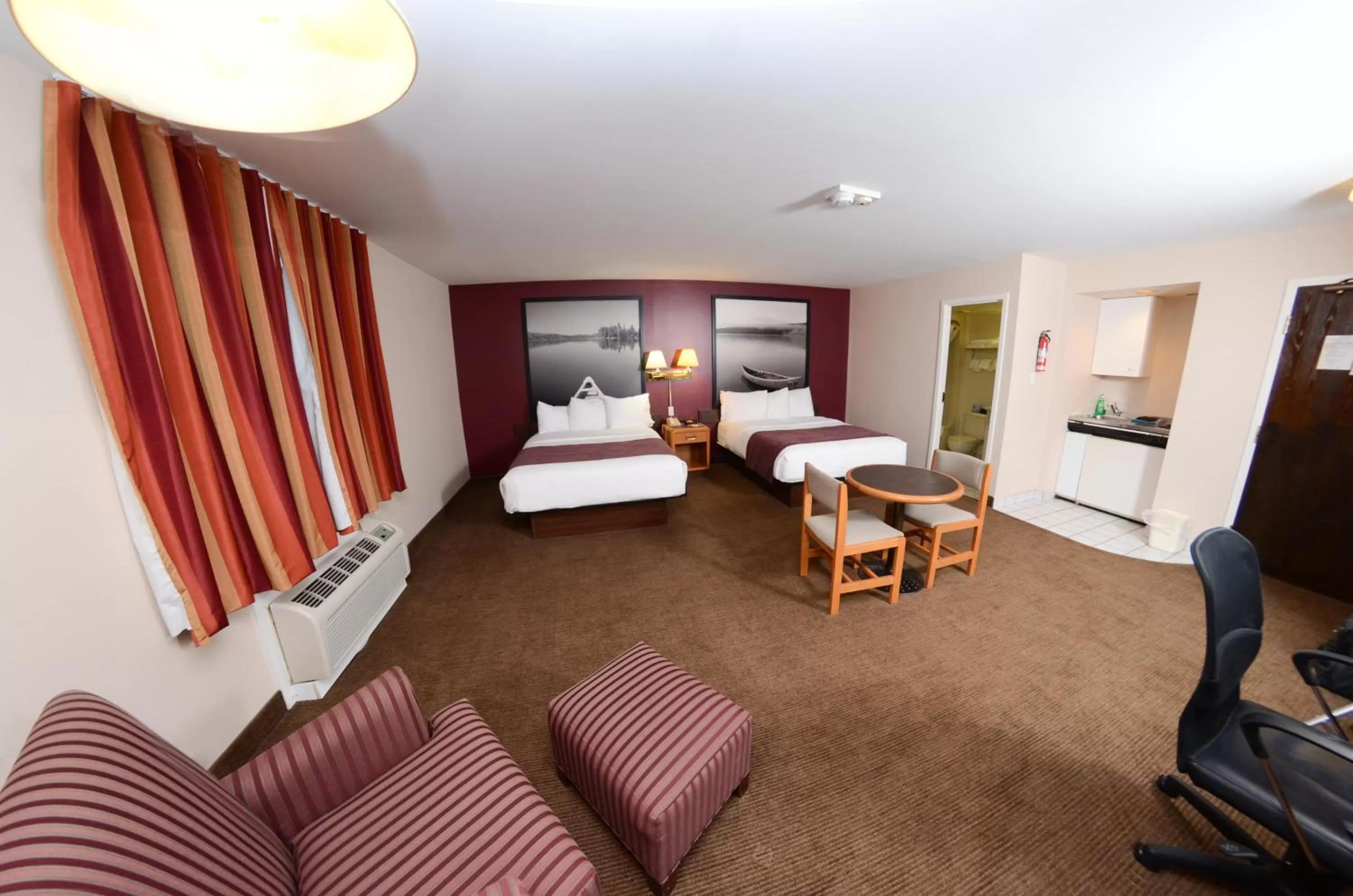 Bedroom, Bed in Super 8 by Wyndham North Bay