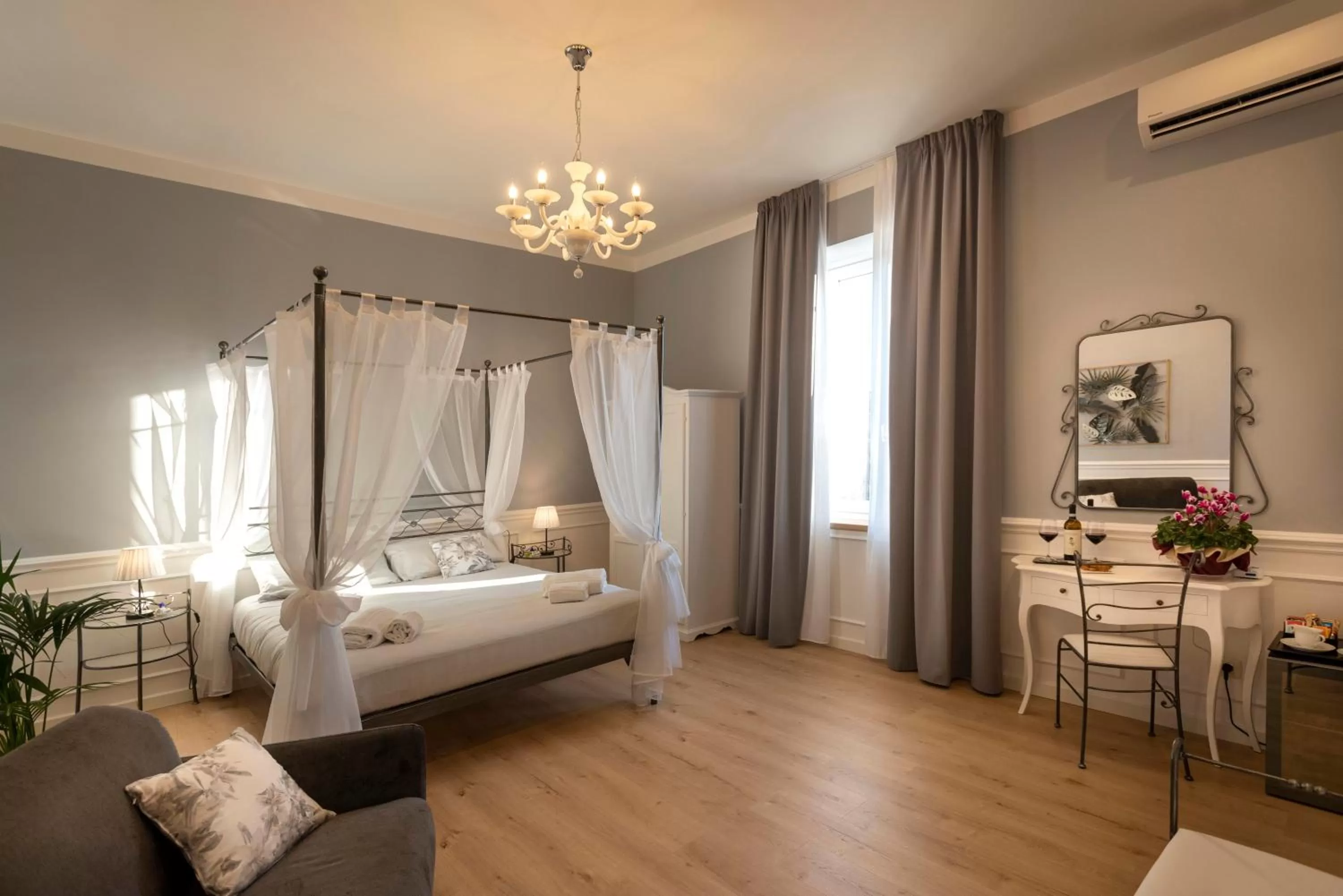 Queen Room - single occupancy in VILLA BERNASCONI