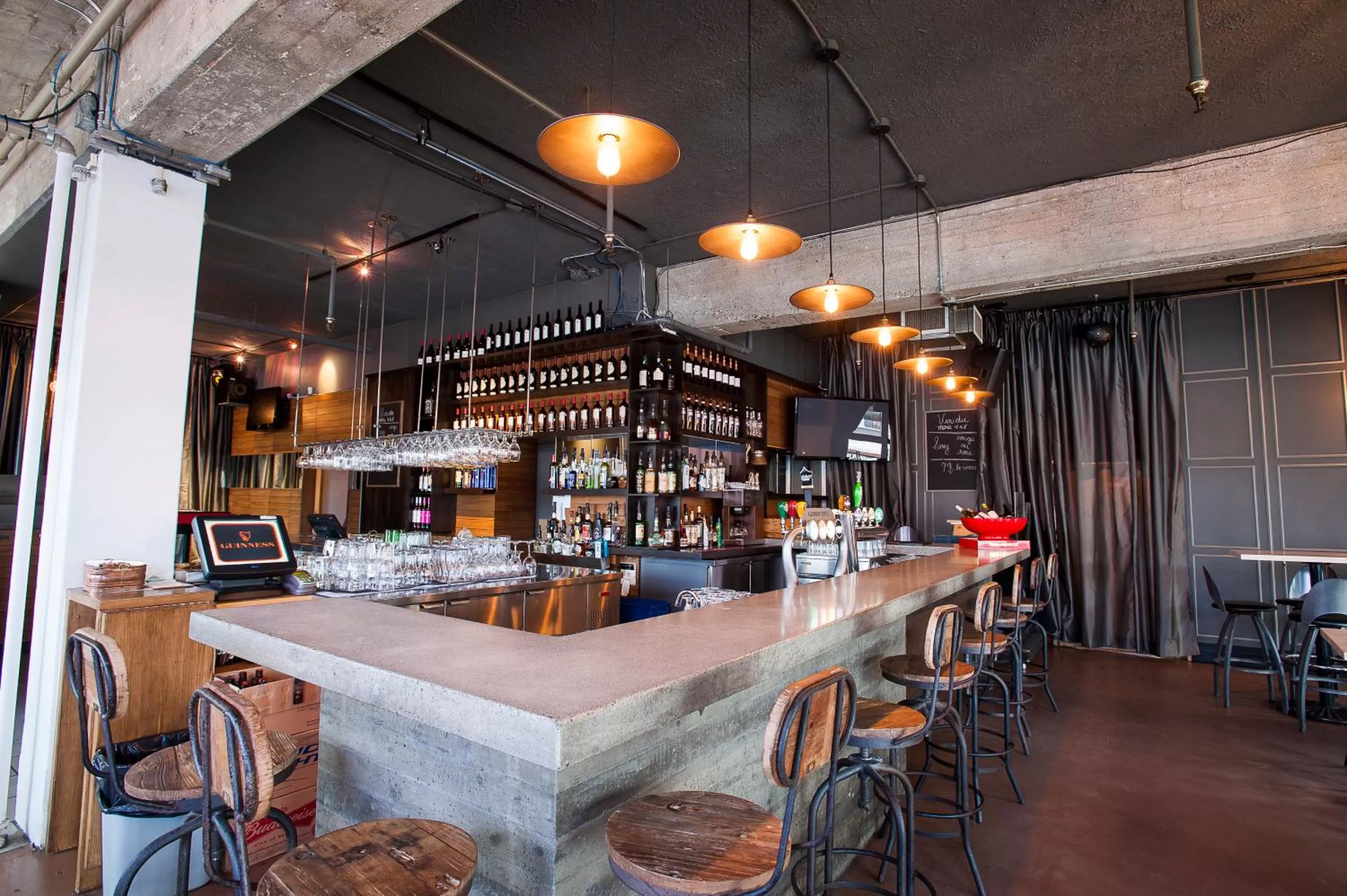 Lounge or bar in Le Deville par G5