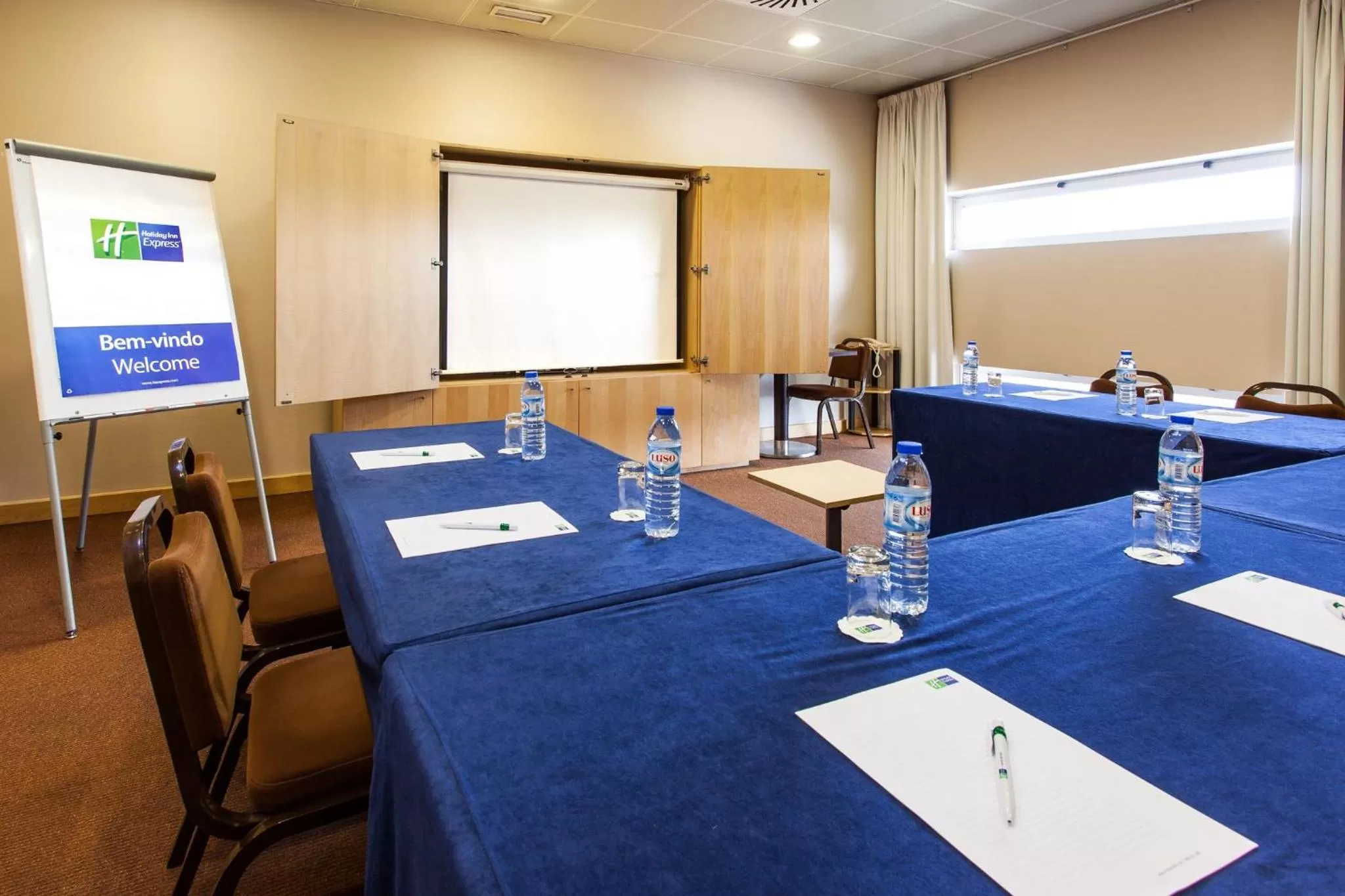 Meeting/conference room in Holiday Inn Express Lisbon-Oeiras by IHG
