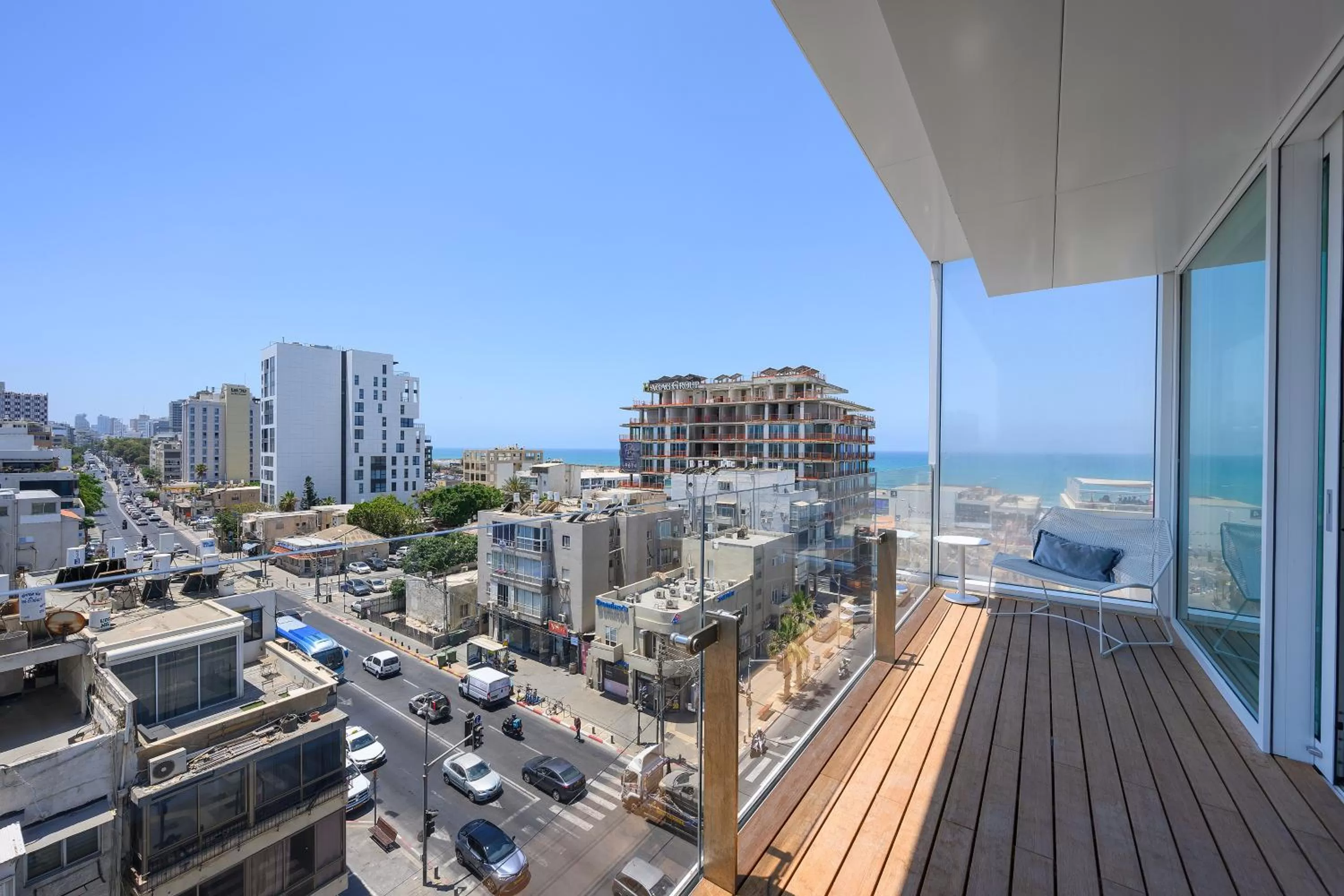 Balcony/Terrace in Port Tower by Isrotel Design