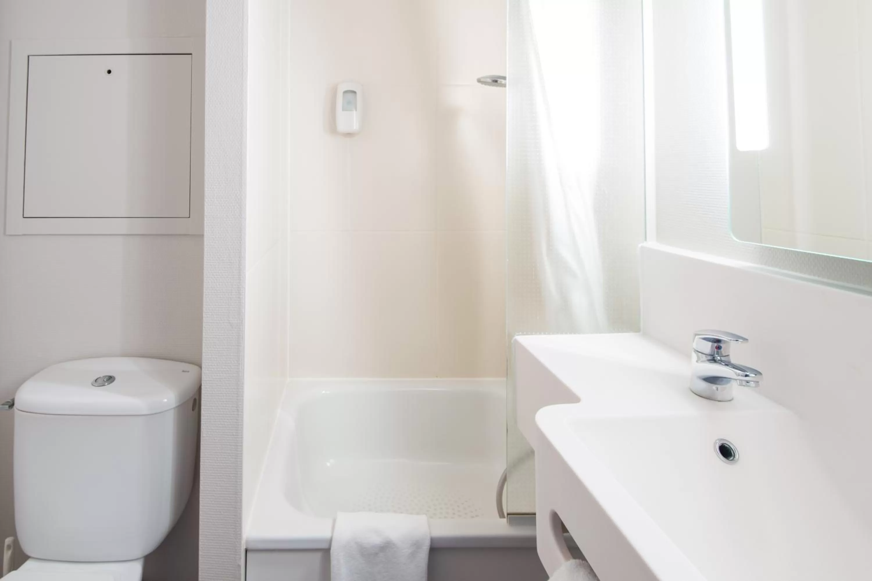 Bathroom in B&B HOTEL Freyming-Merlebach