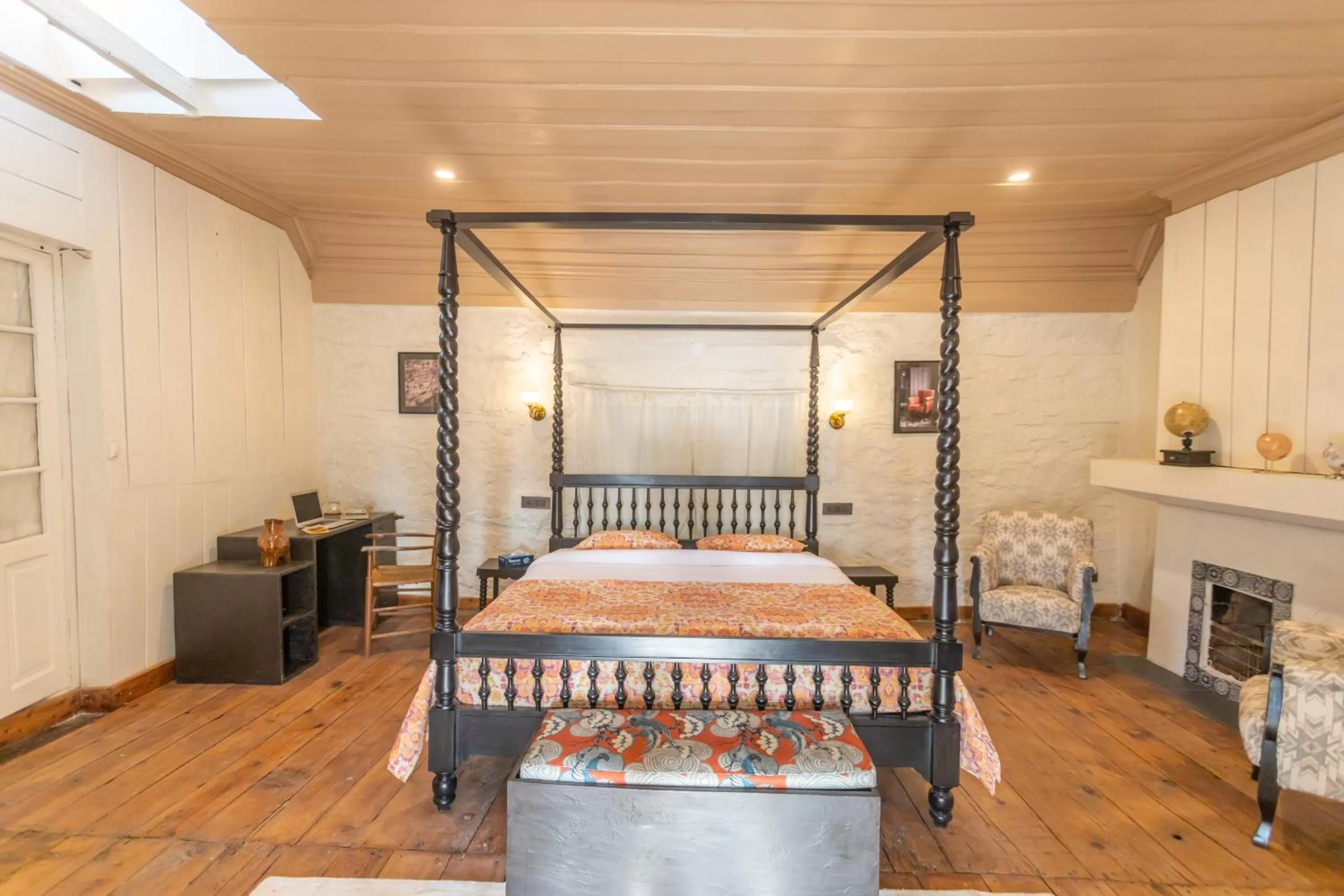 Photo of the whole room, Bed in Seclude Shimla, Taraview