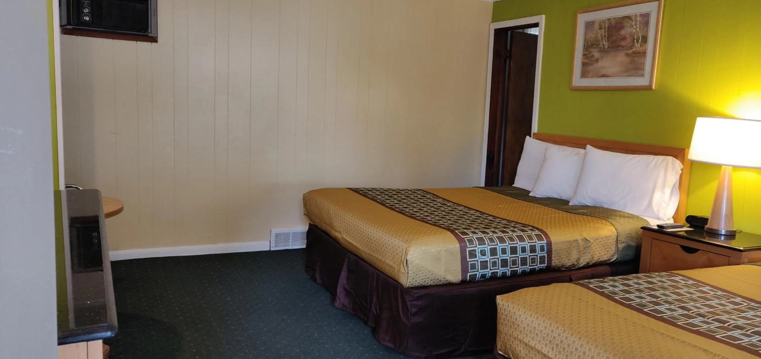 Bed in Pinebrook Motel