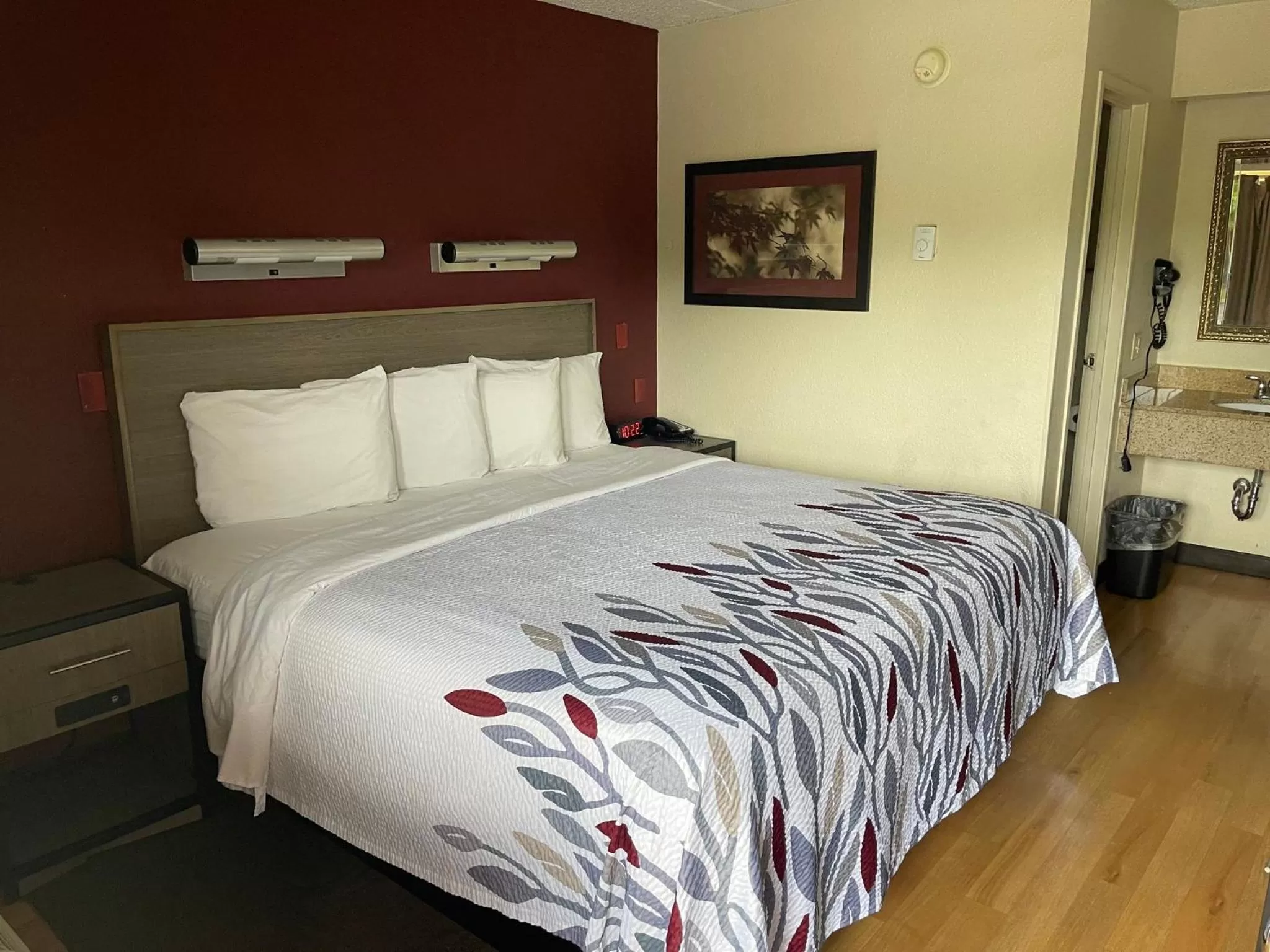 Photo of the whole room, Bed in Red Roof Inn Richmond South