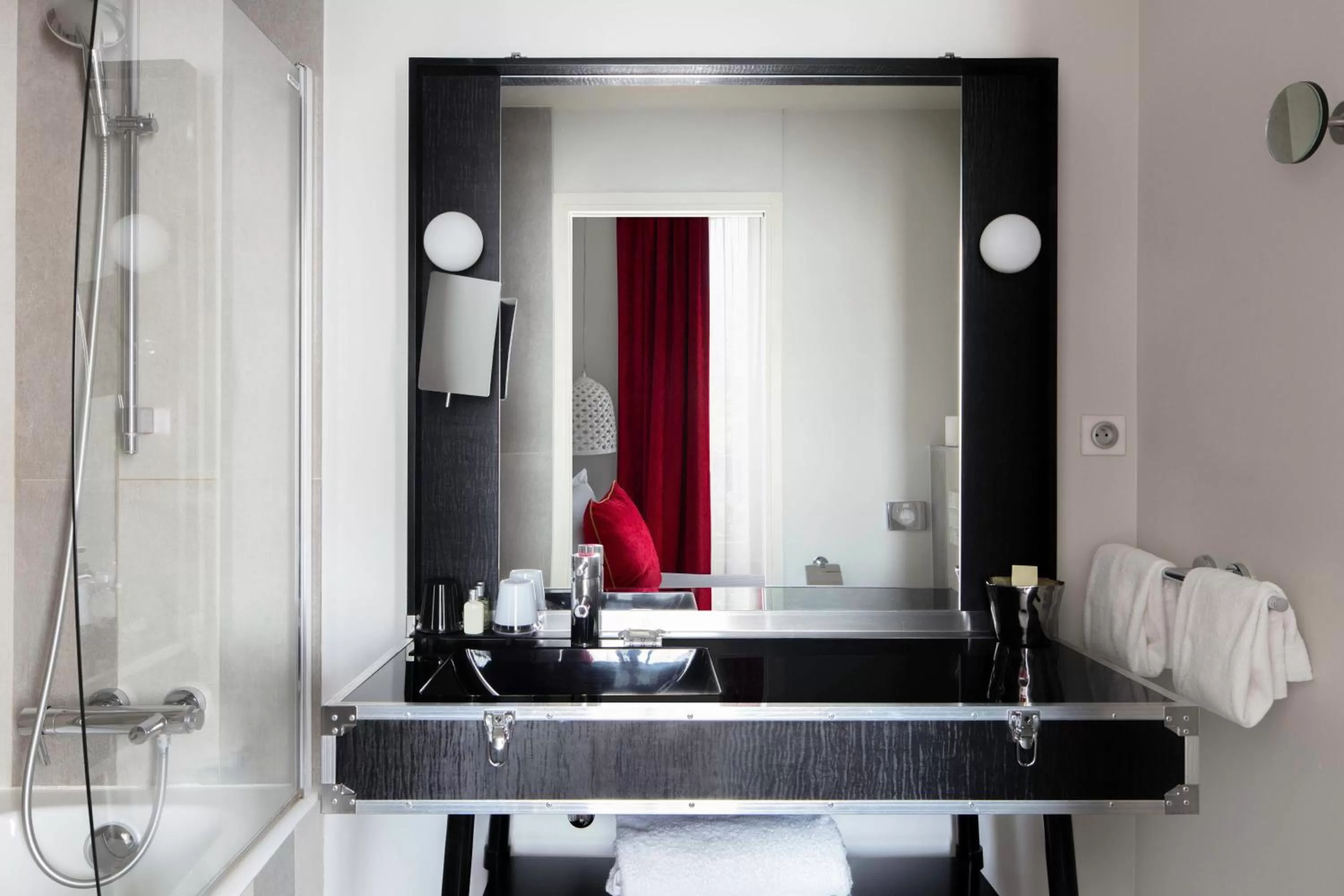 Bathroom in Le 123 Sébastopol - Astotel