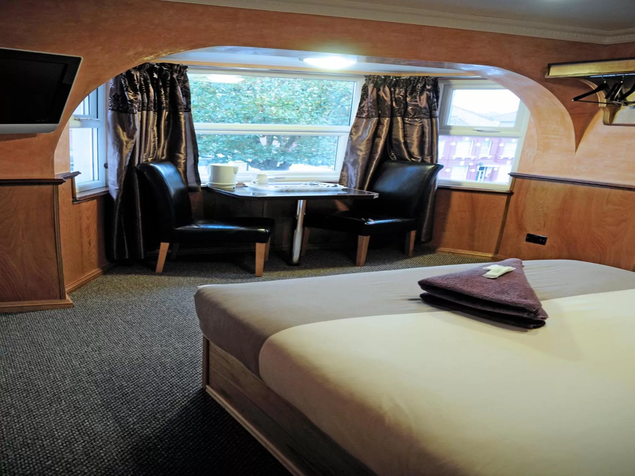 Photo of the whole room, Bed in Cricklewood Lodge Hotel