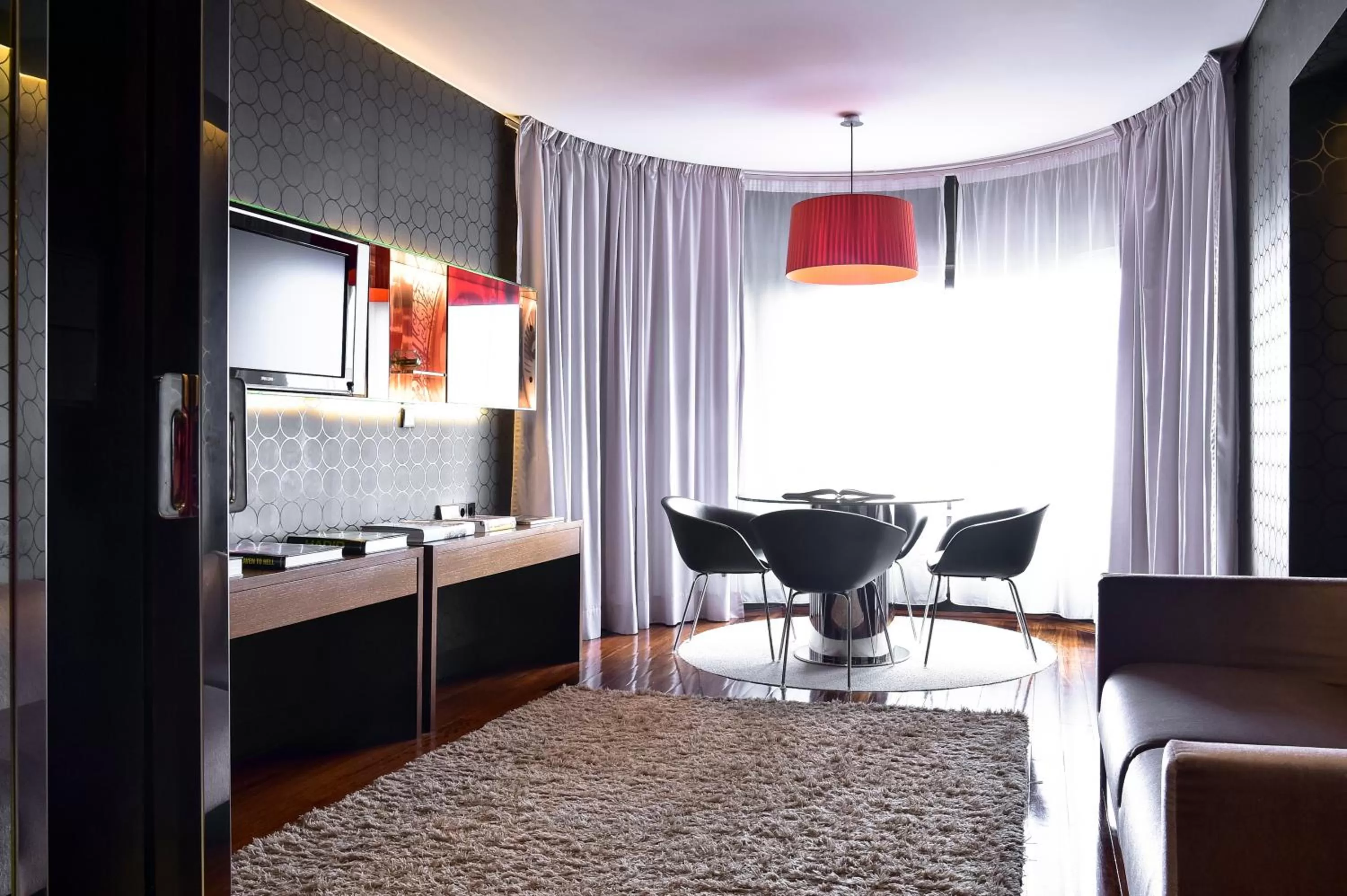 Communal lounge/ TV room in Porto Palácio Hotel by The Editory