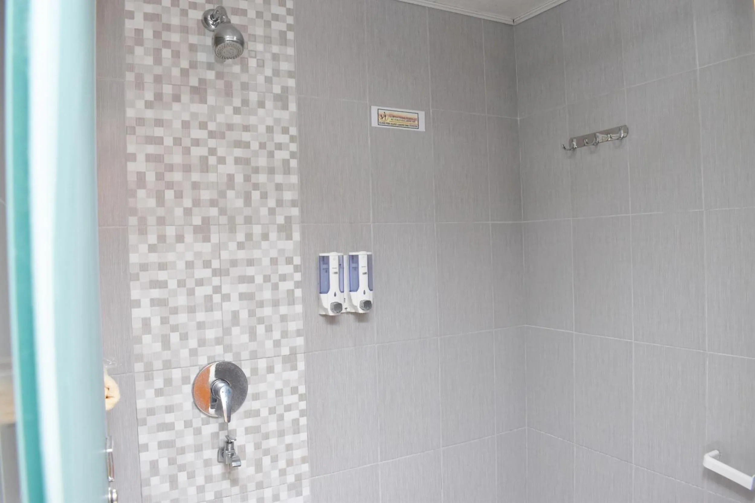 Shower in Homestay 82 Syariah Palembang