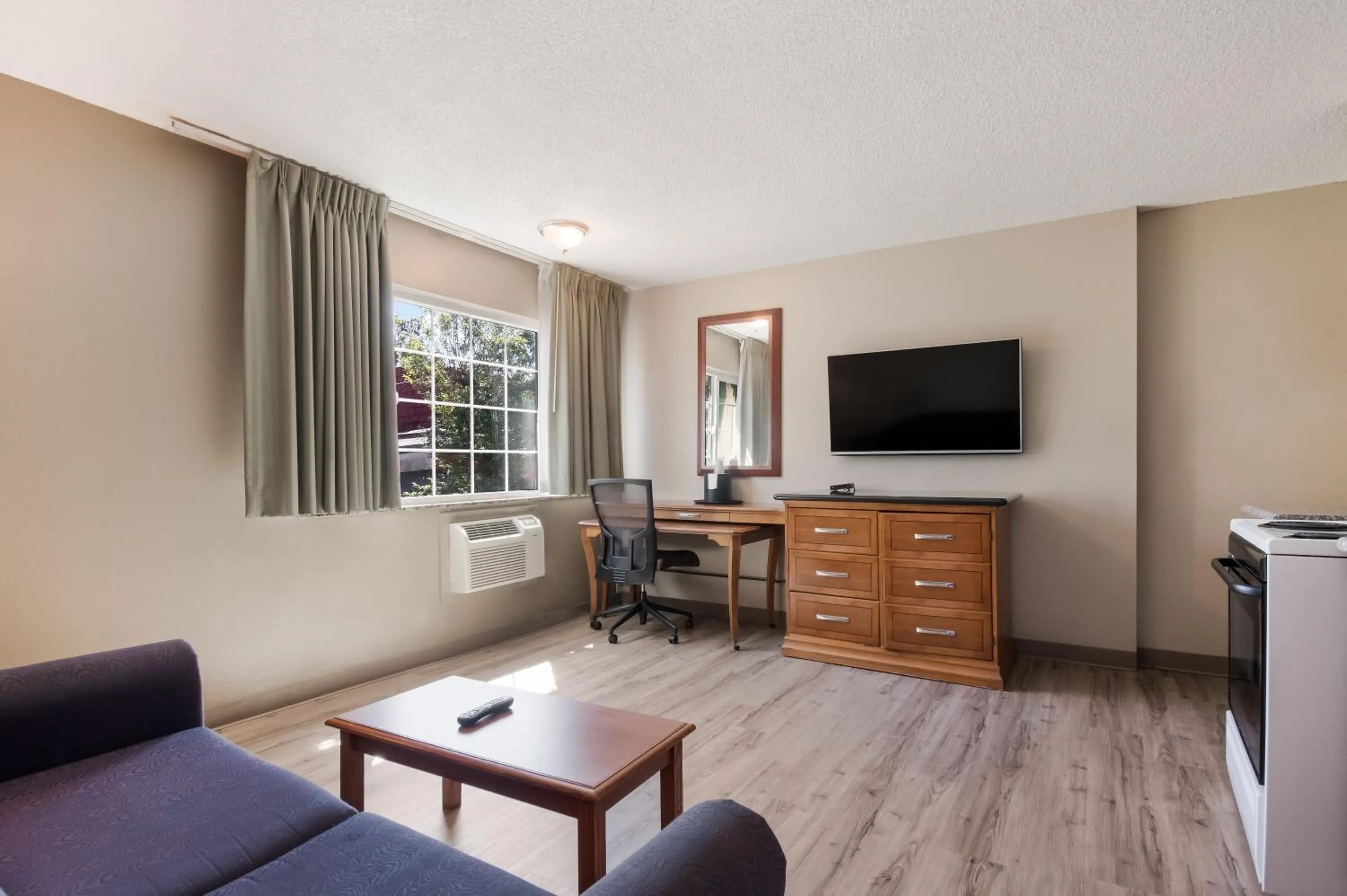 TV and multimedia in Rodeway Inn & Suites Portland West - Beaverton