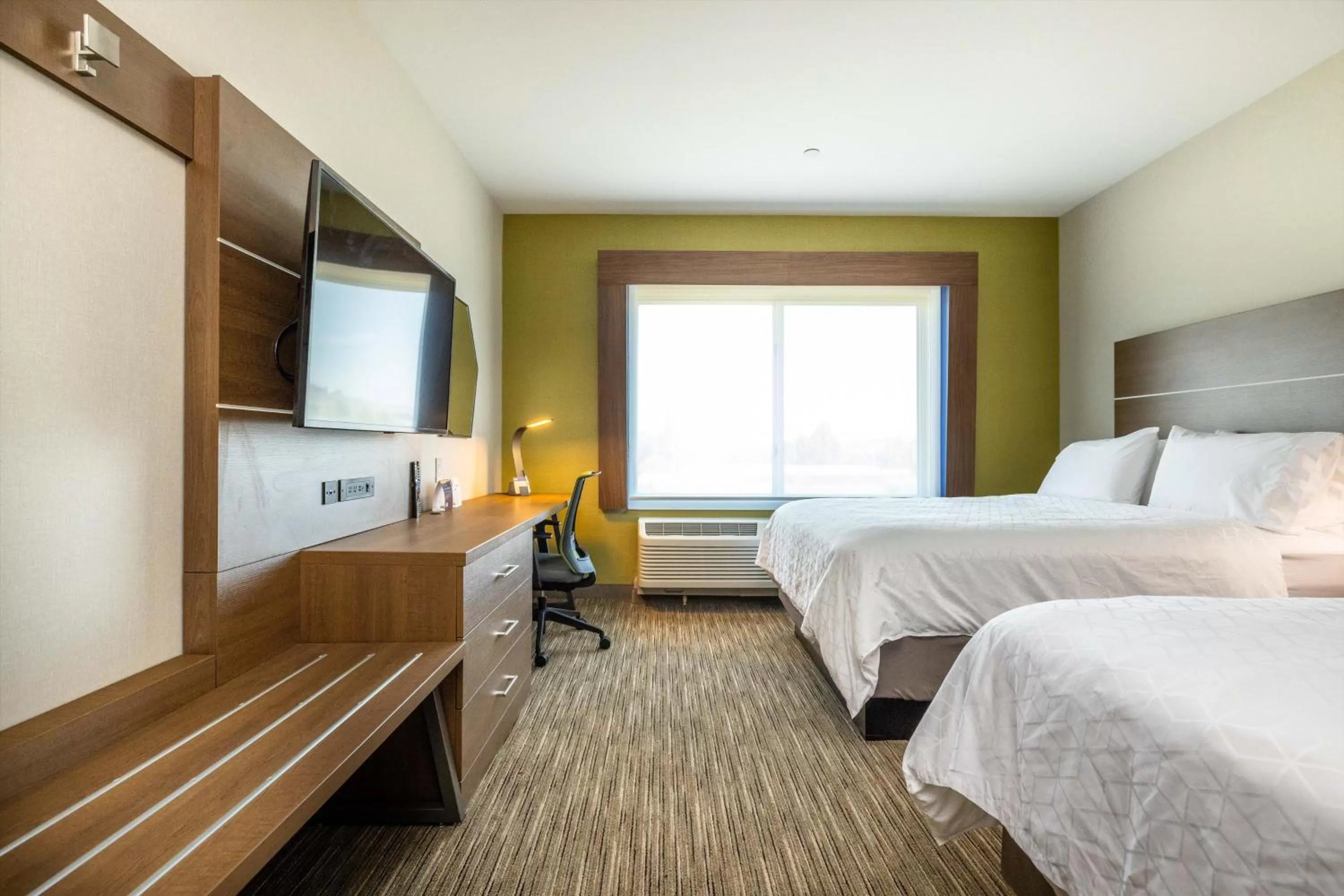 Photo of the whole room, Bed in Holiday Inn Express & Suites - San Jose Silicon Valley by IHG