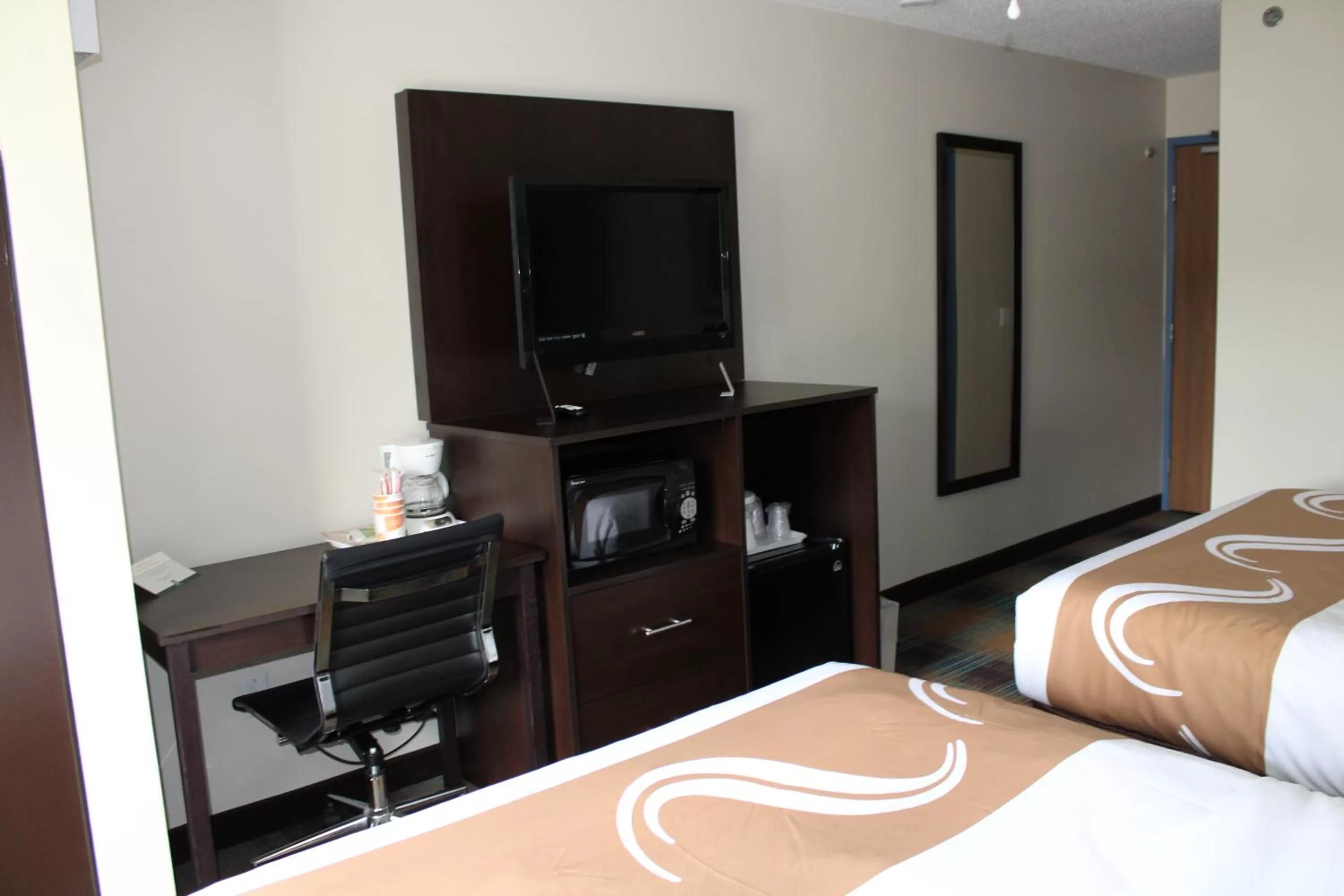 TV and multimedia, Bed in Quality Inn Mount Pleasant