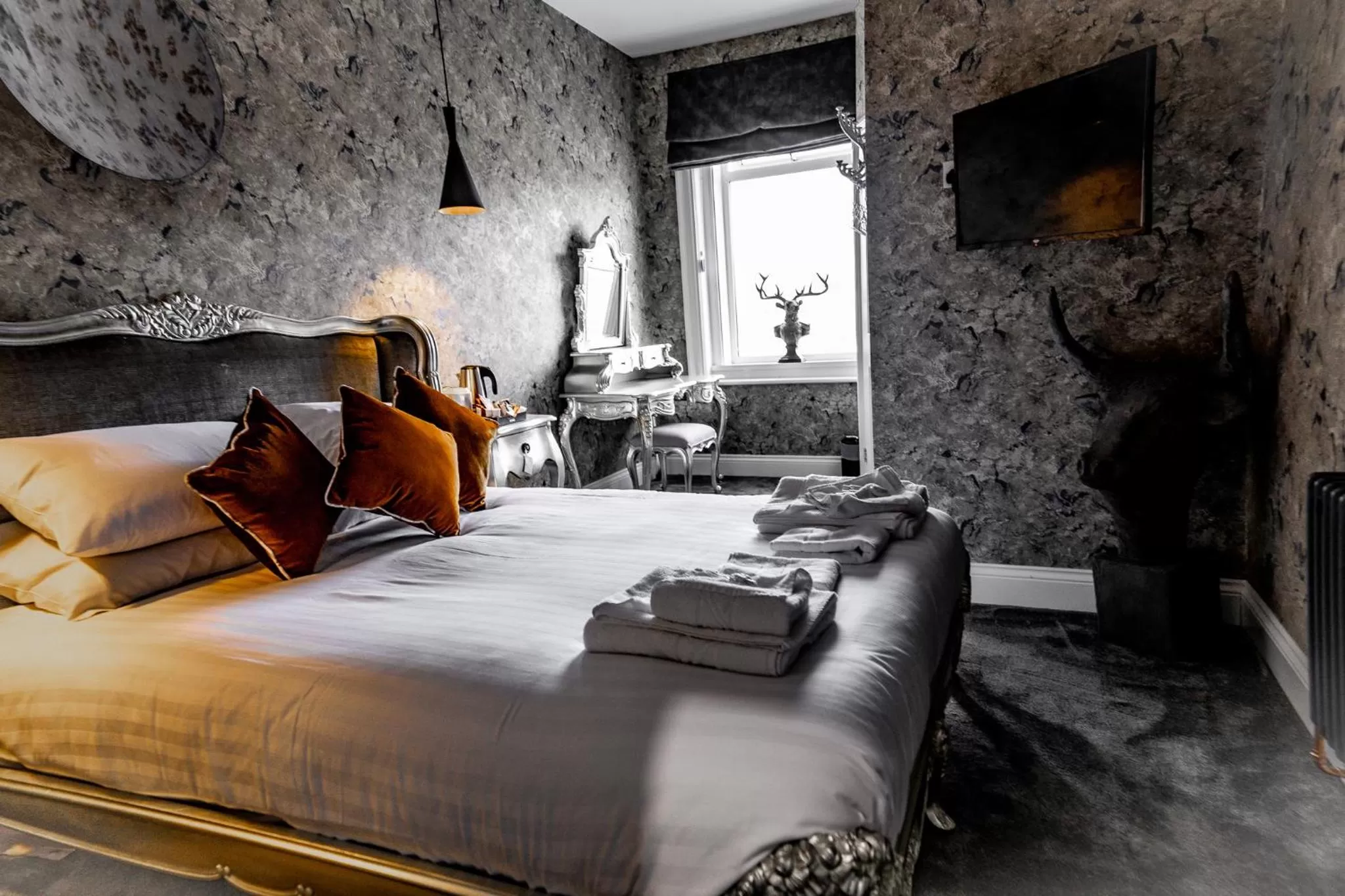 Other, Bed in The Auction House