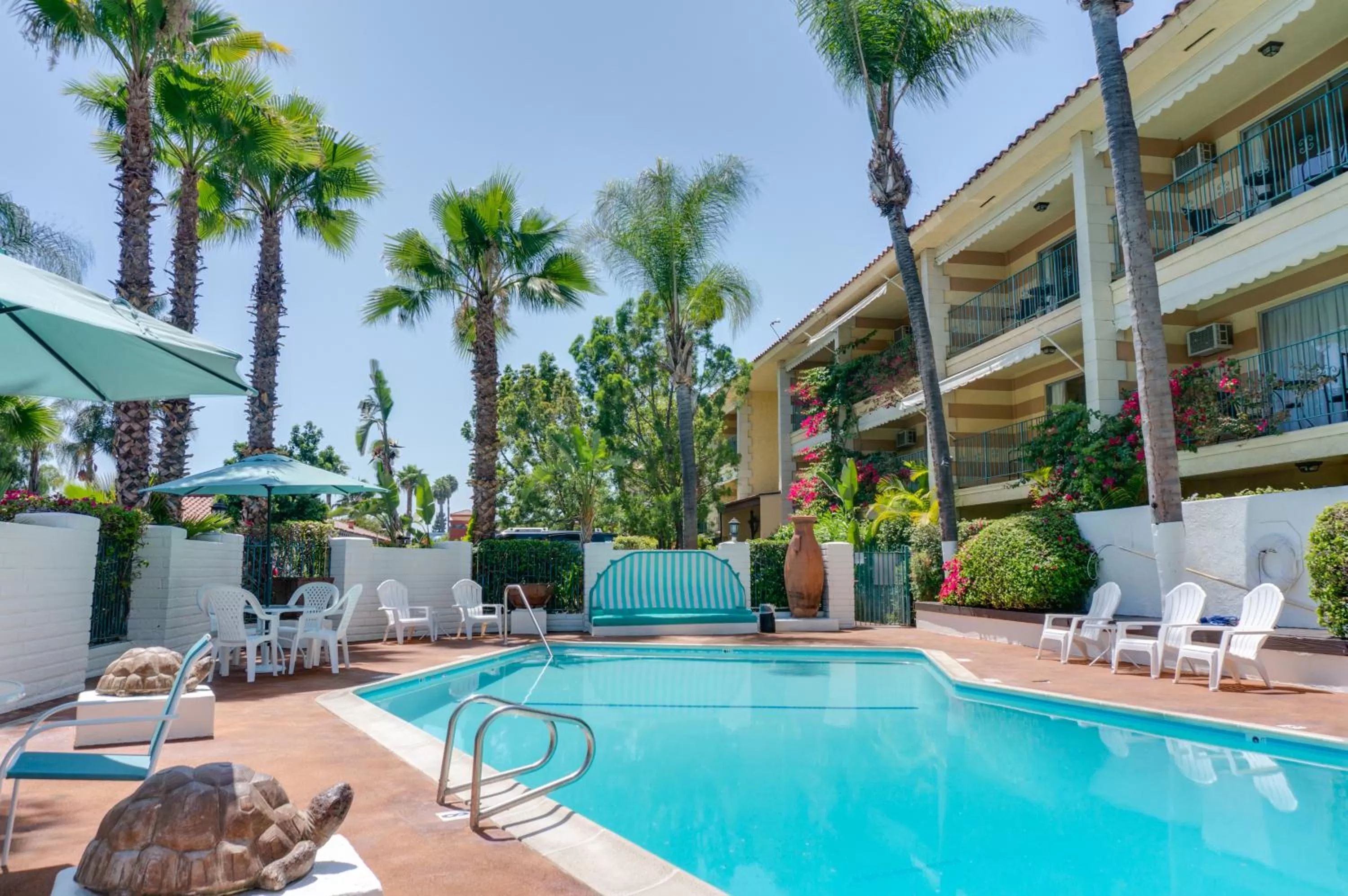 Swimming pool in Hotel Pepper Tree Boutique Kitchen Studios - Anaheim