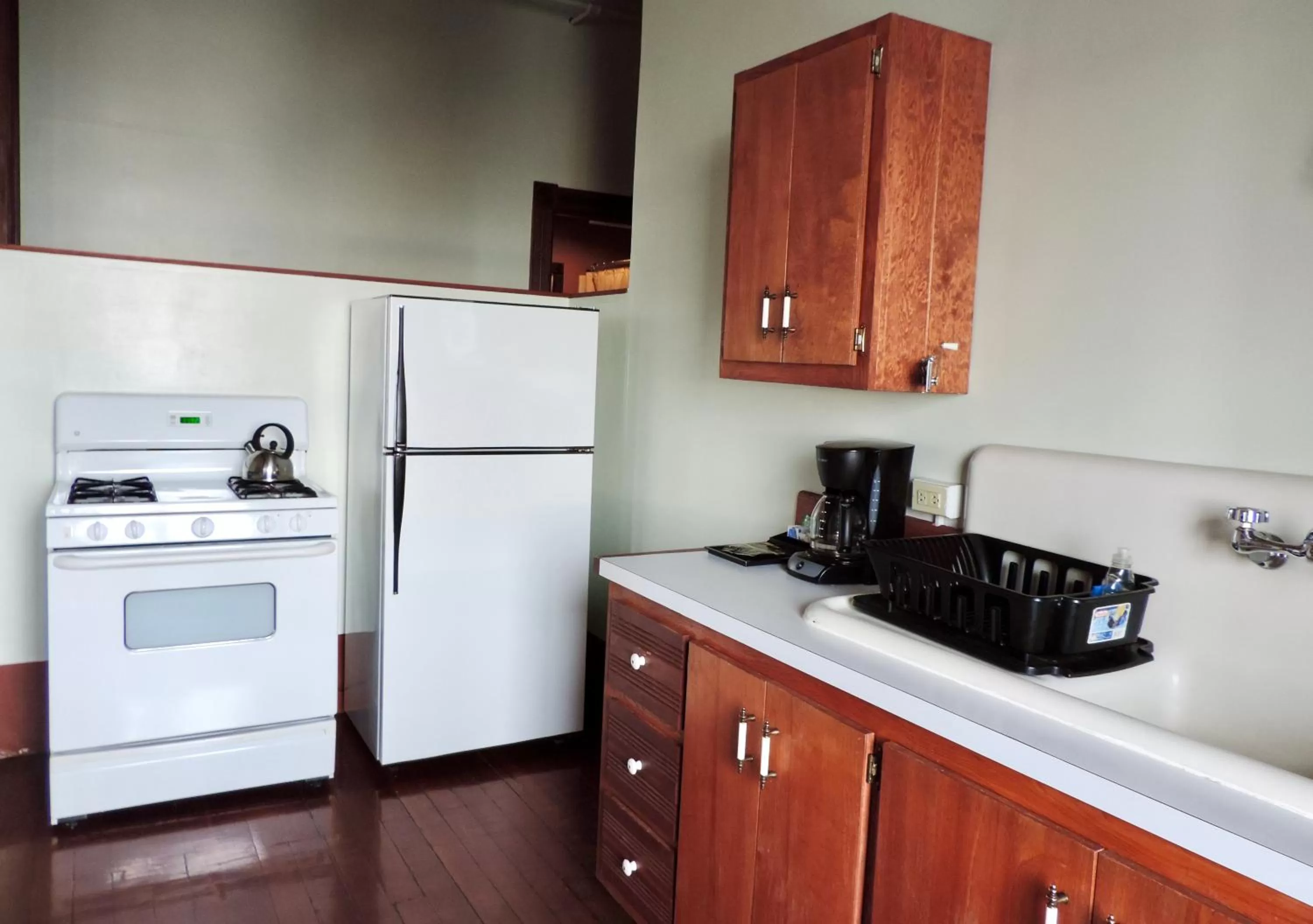 Kitchen/Kitchenette in The Monarch Hotel