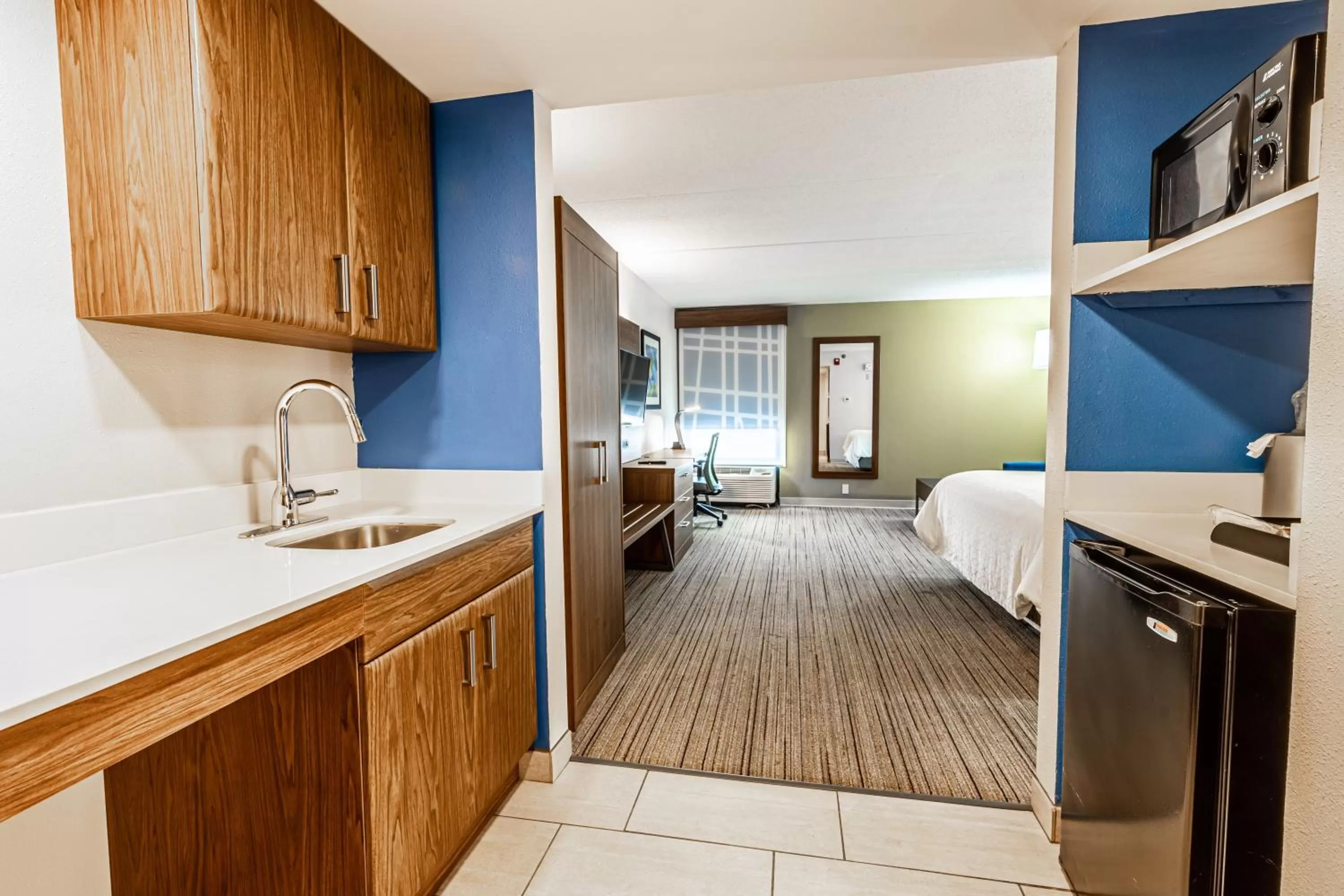 Photo of the whole room, Bed in Holiday Inn Express Indianapolis South by IHG