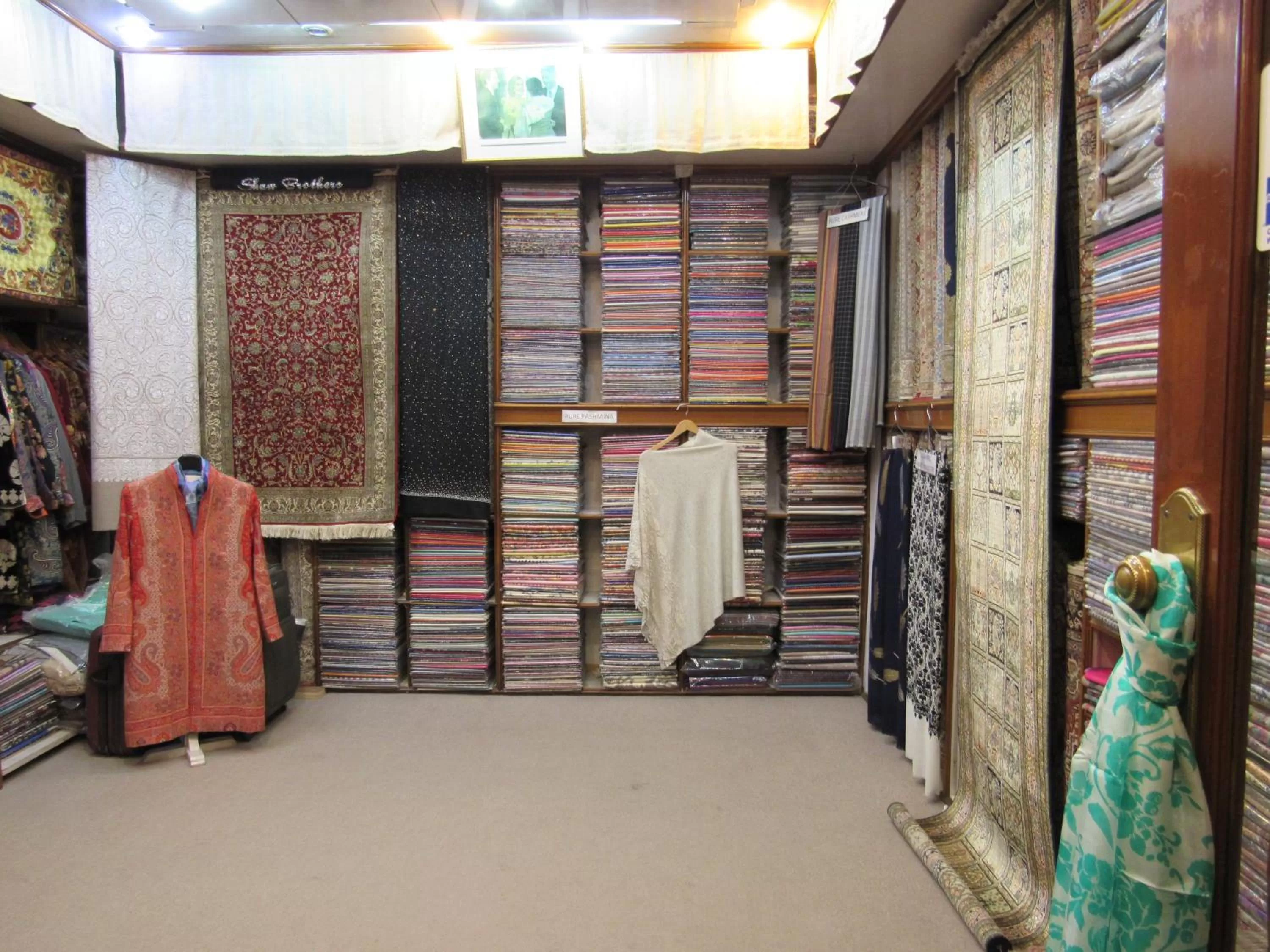 On-site shops in Eros Hotel New Delhi, Nehru Place