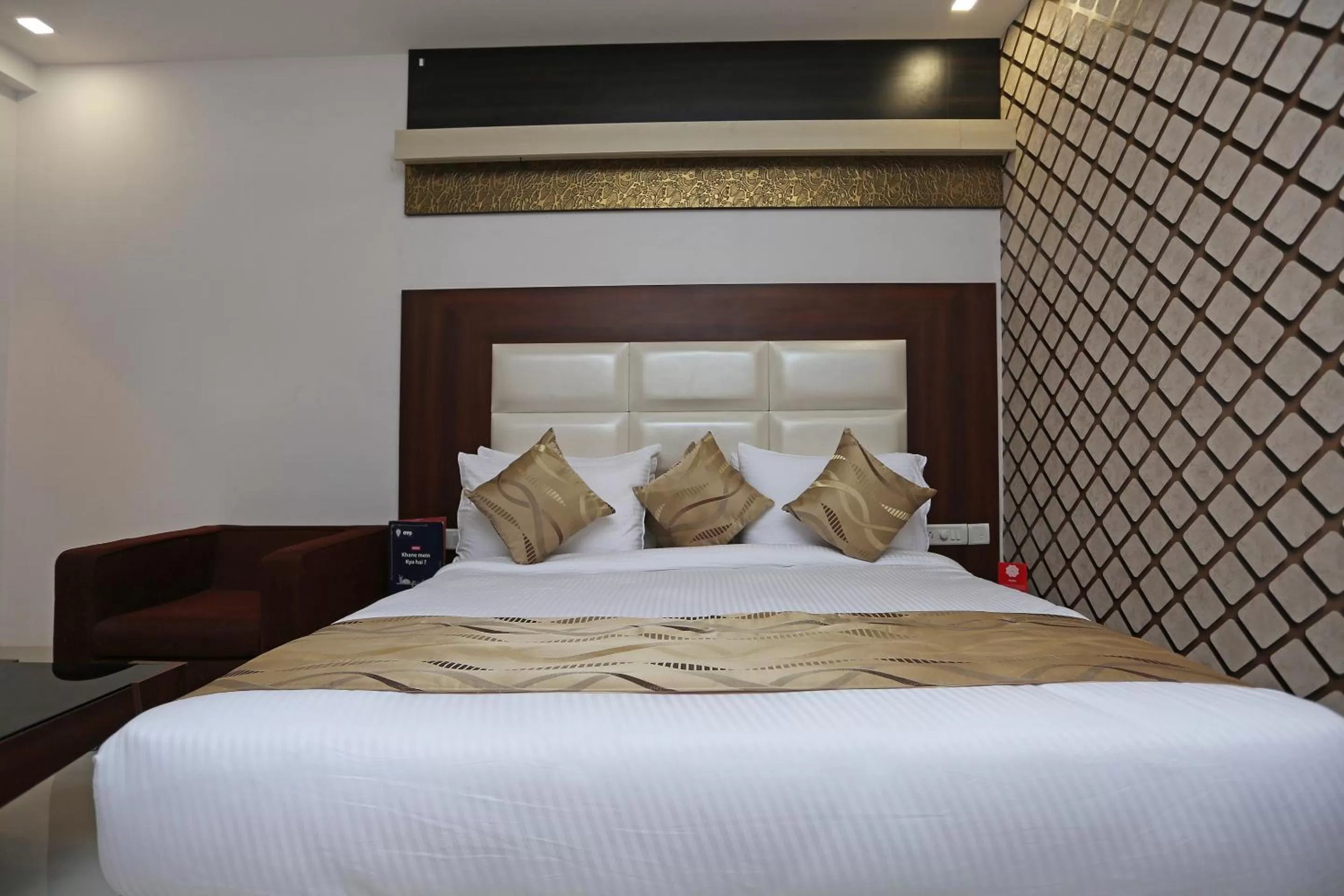 Deluxe Double or Twin Room with Airport drop and 10% discount on food and Soft beverage  in Arch - Near Aerocity New Delhi