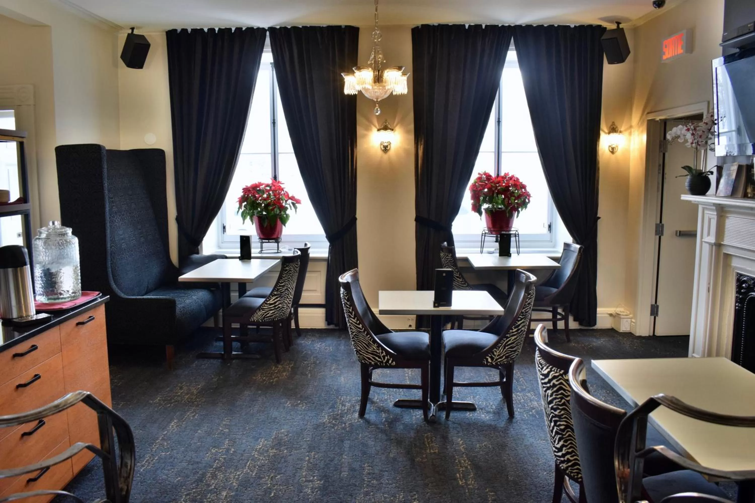 Communal lounge/ TV room in Hotel Manoir D'Auteuil - Par Aneyro