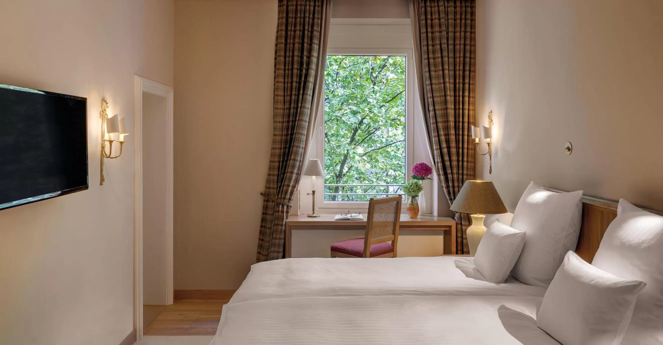 Photo of the whole room, Bed in Excelsior by Geisel