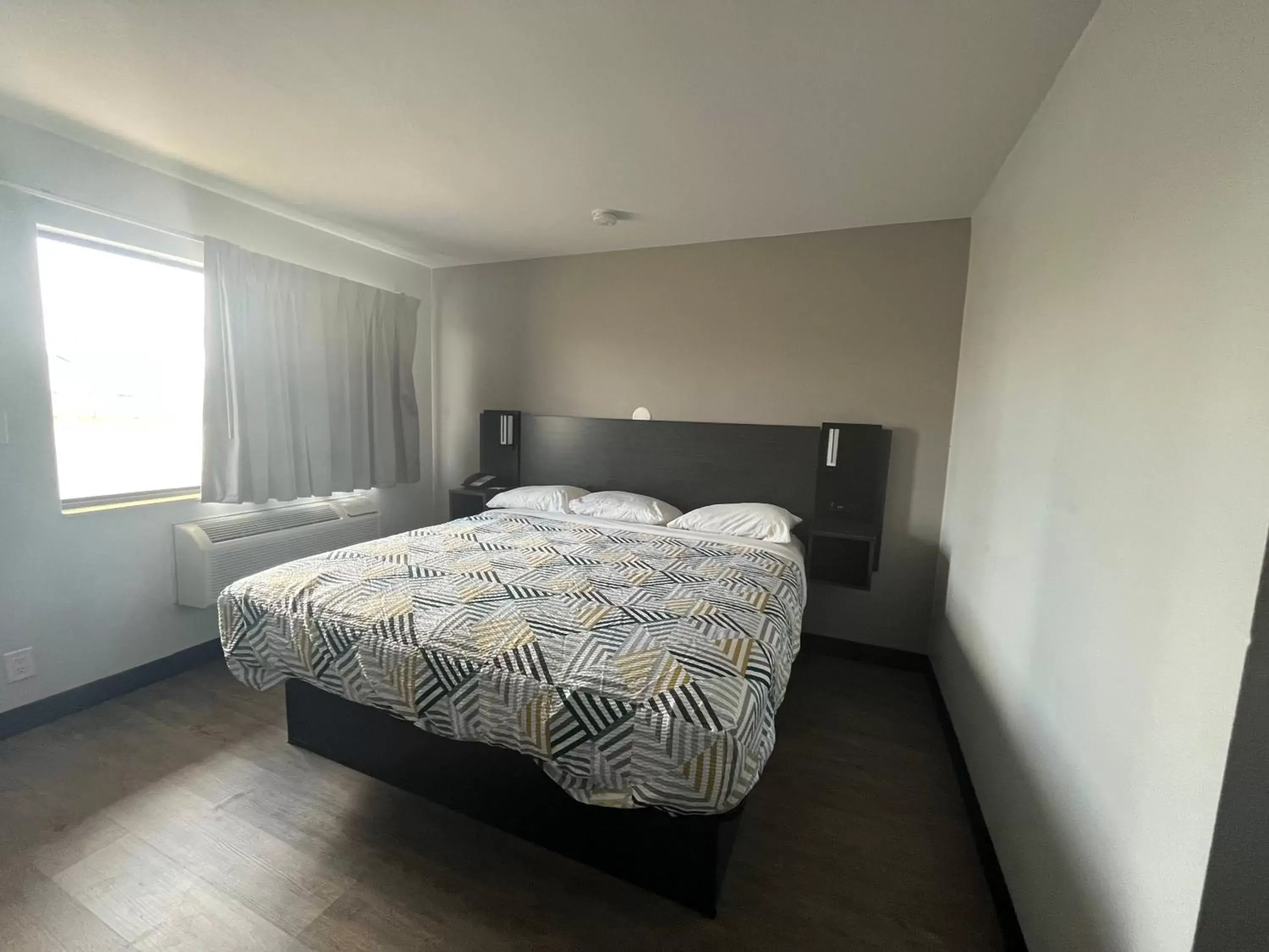 Deluxe King Room - Non-Smoking in Motel 6-Wichita, KS - AIRPORT Deluxe King Room - Non-Smoking in Motel 6-Wichita, KS - AIRPORT