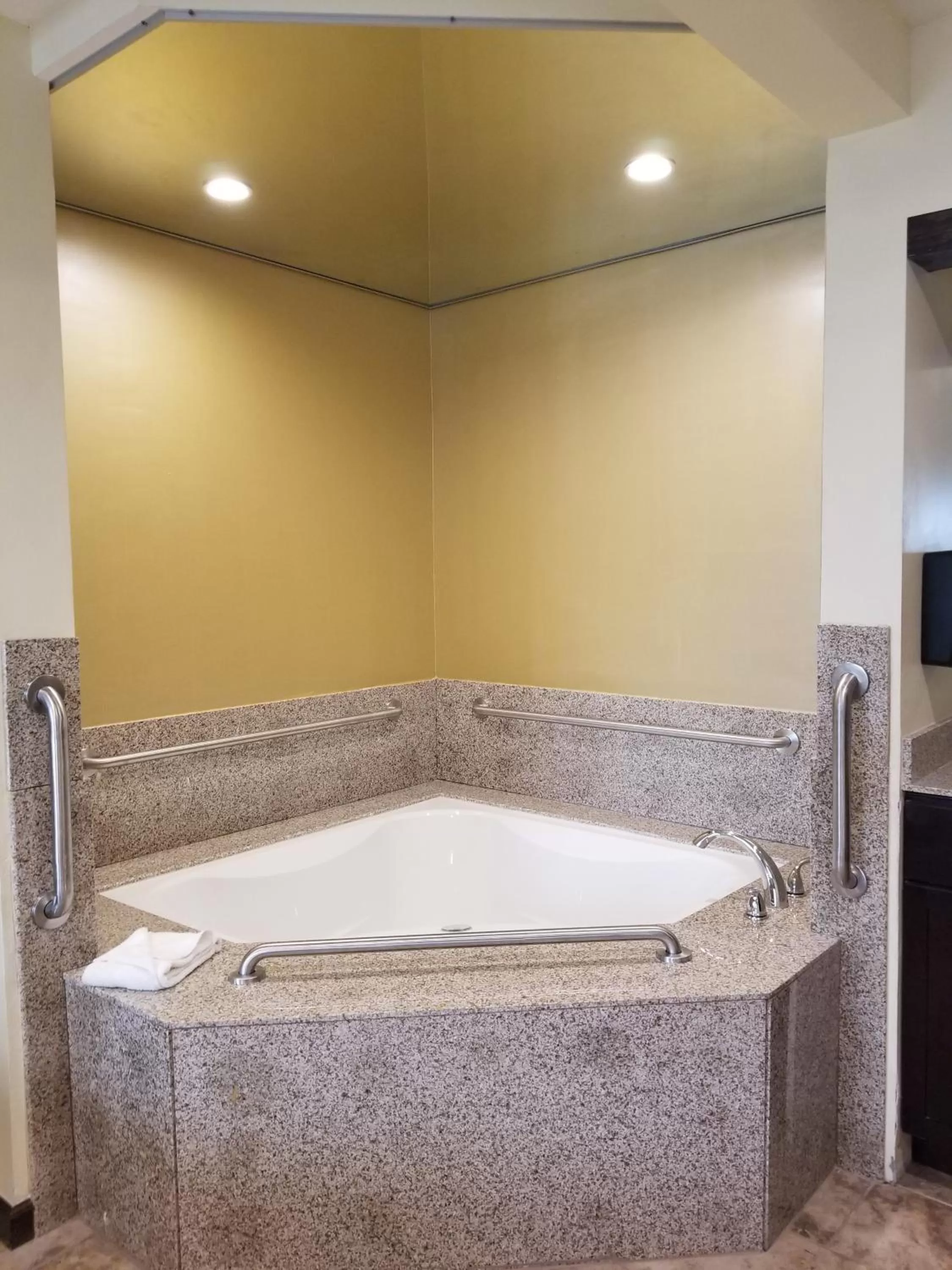 Hot Tub in Tuscan Garden Inn