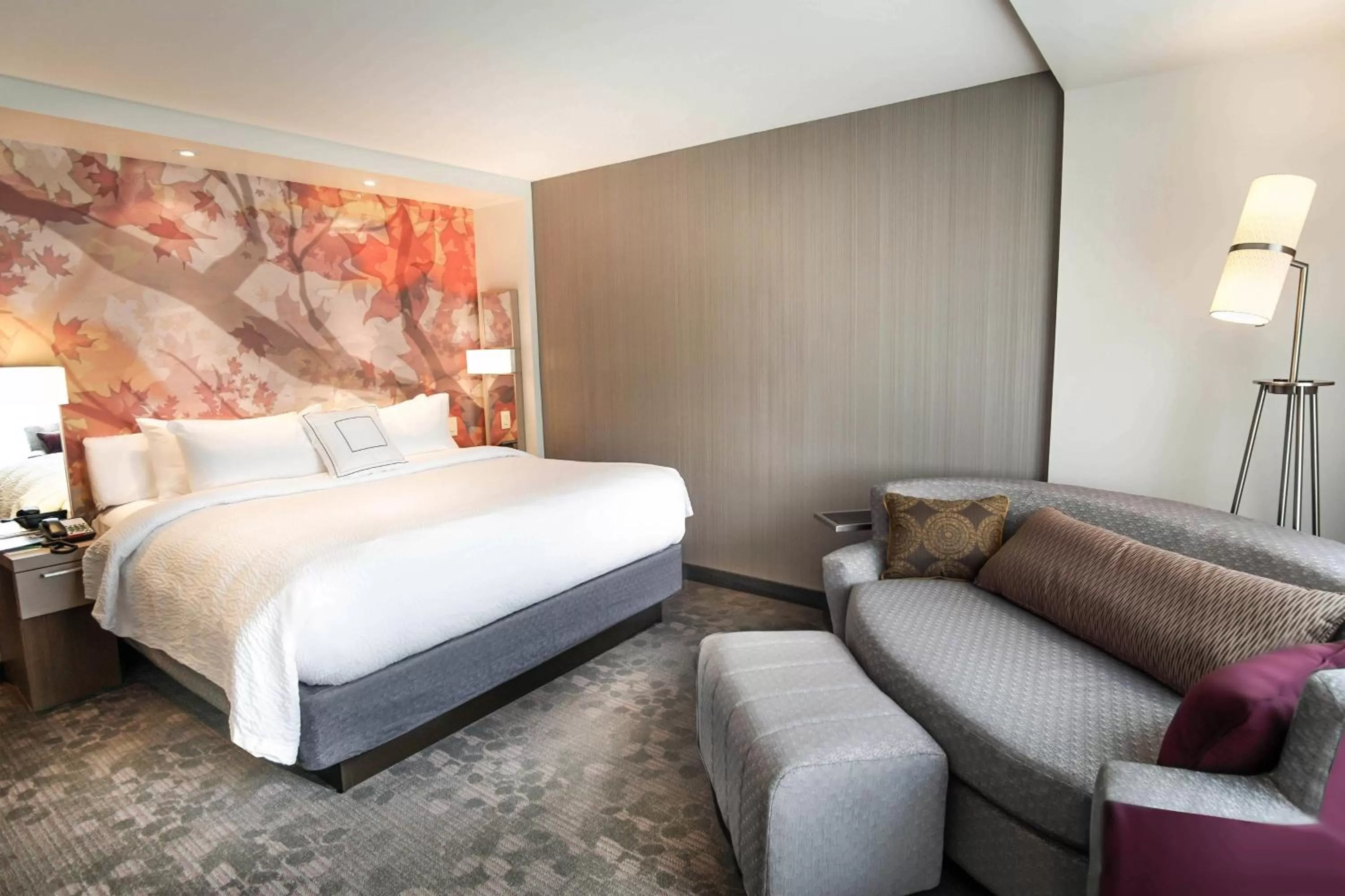 Photo of the whole room, Bed in Courtyard by Marriott Lenox Berkshires