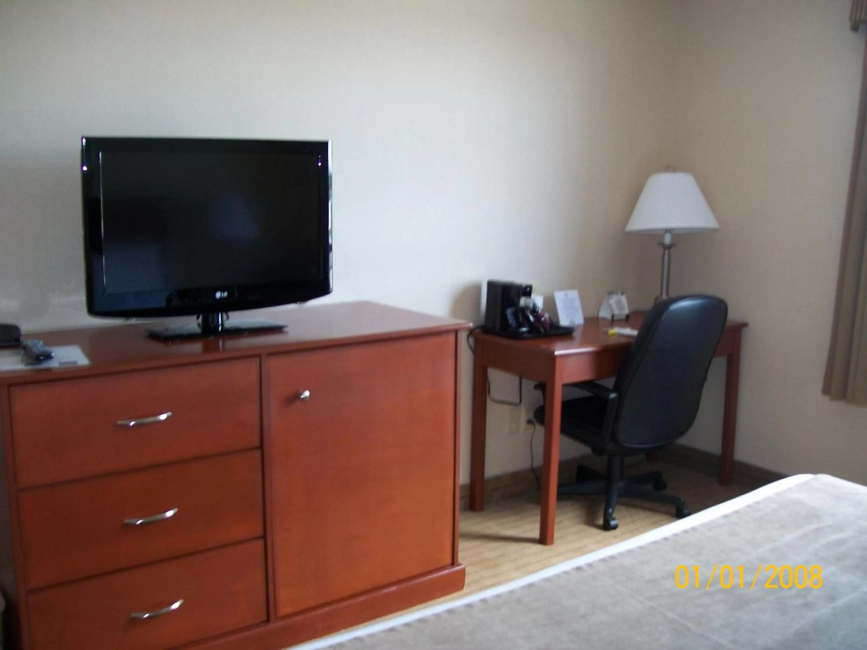 TV and multimedia, Bed in Days Inn by Wyndham Moose Jaw