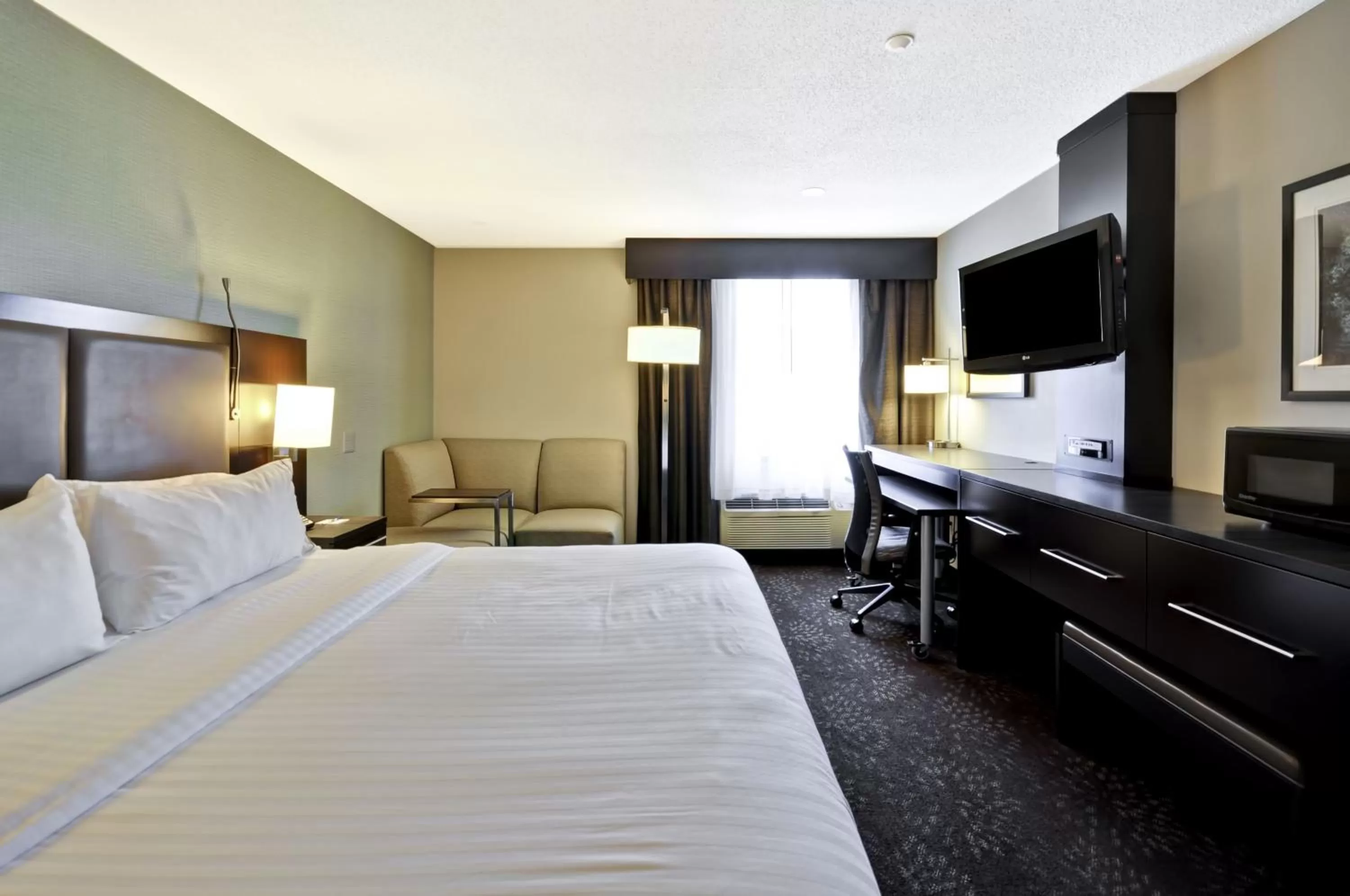 Photo of the whole room, Bed in Holiday Inn Express Romulus / Detroit Airport by IHG