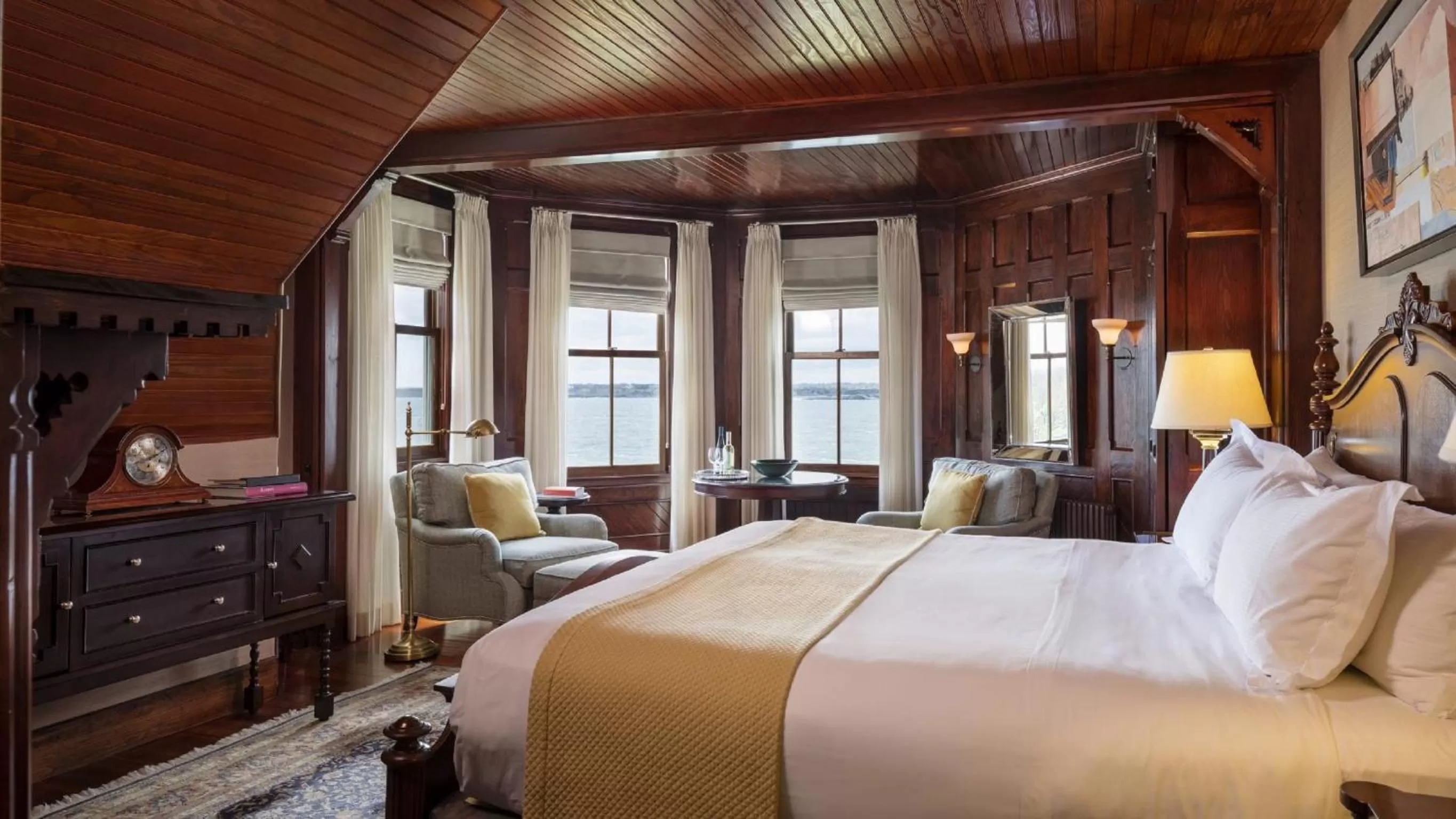 Photo of the whole room, Bed in Castle Hill Inn