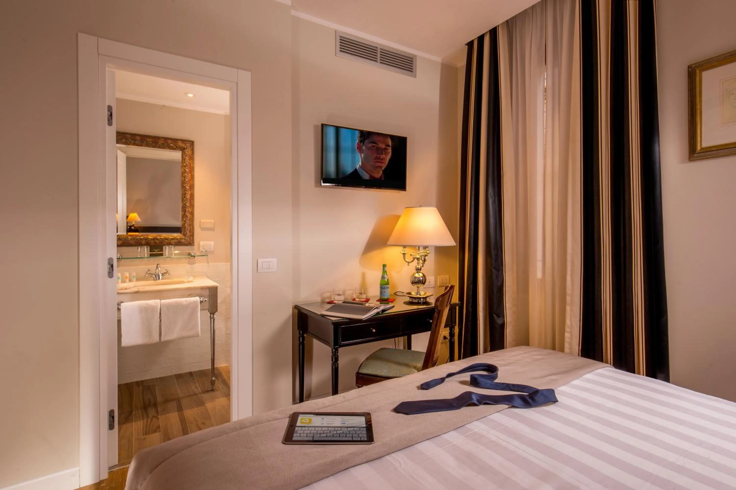 Shower, Bed in Hotel Monte Cenci