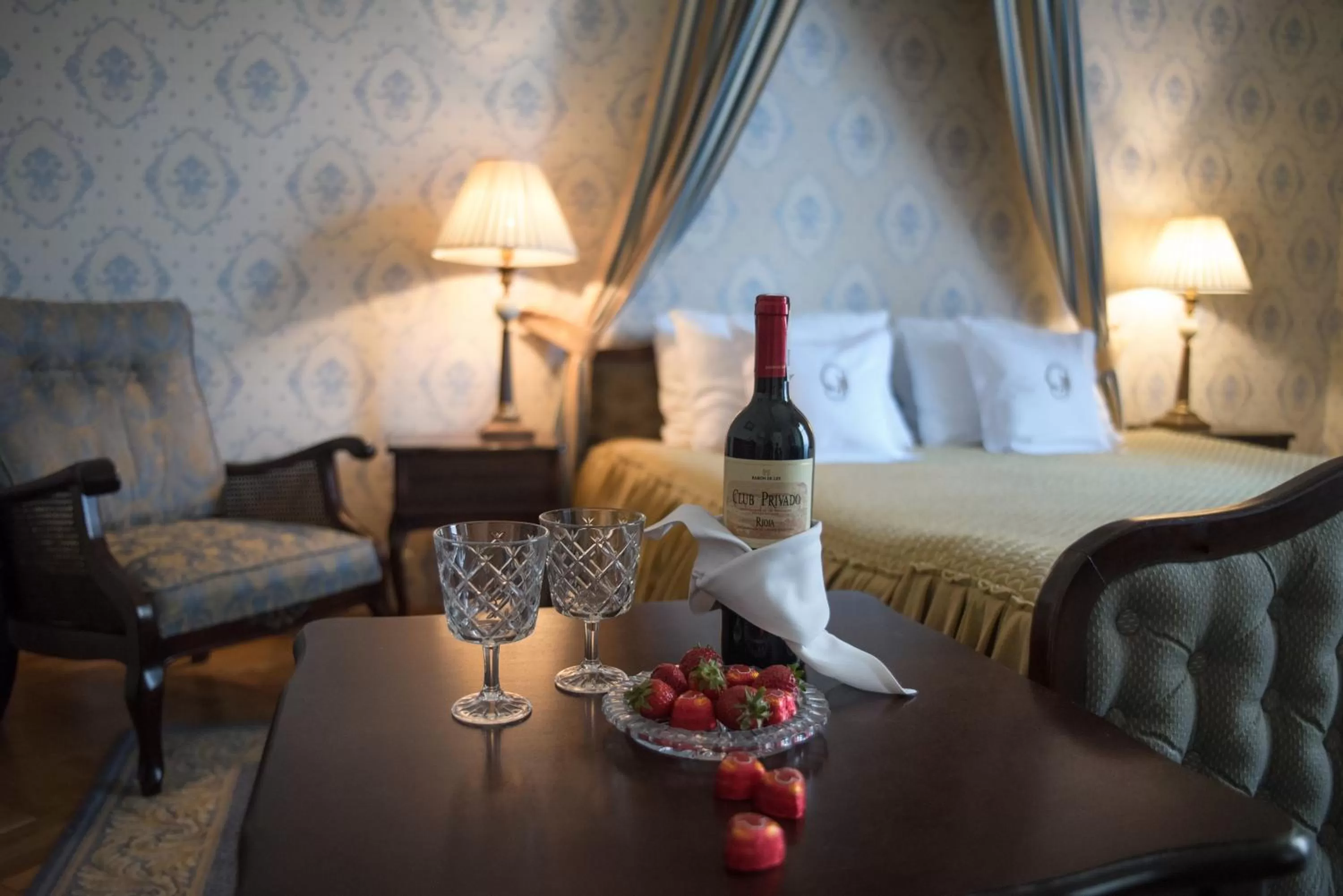 Photo of the whole room, Bed in Grand Hotel