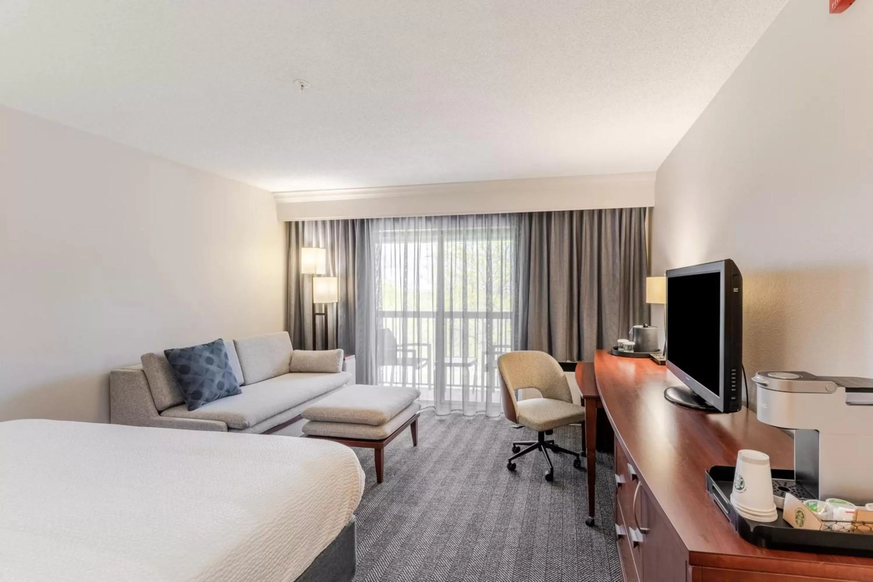 Guests, Bed in Courtyard Burlington Williston