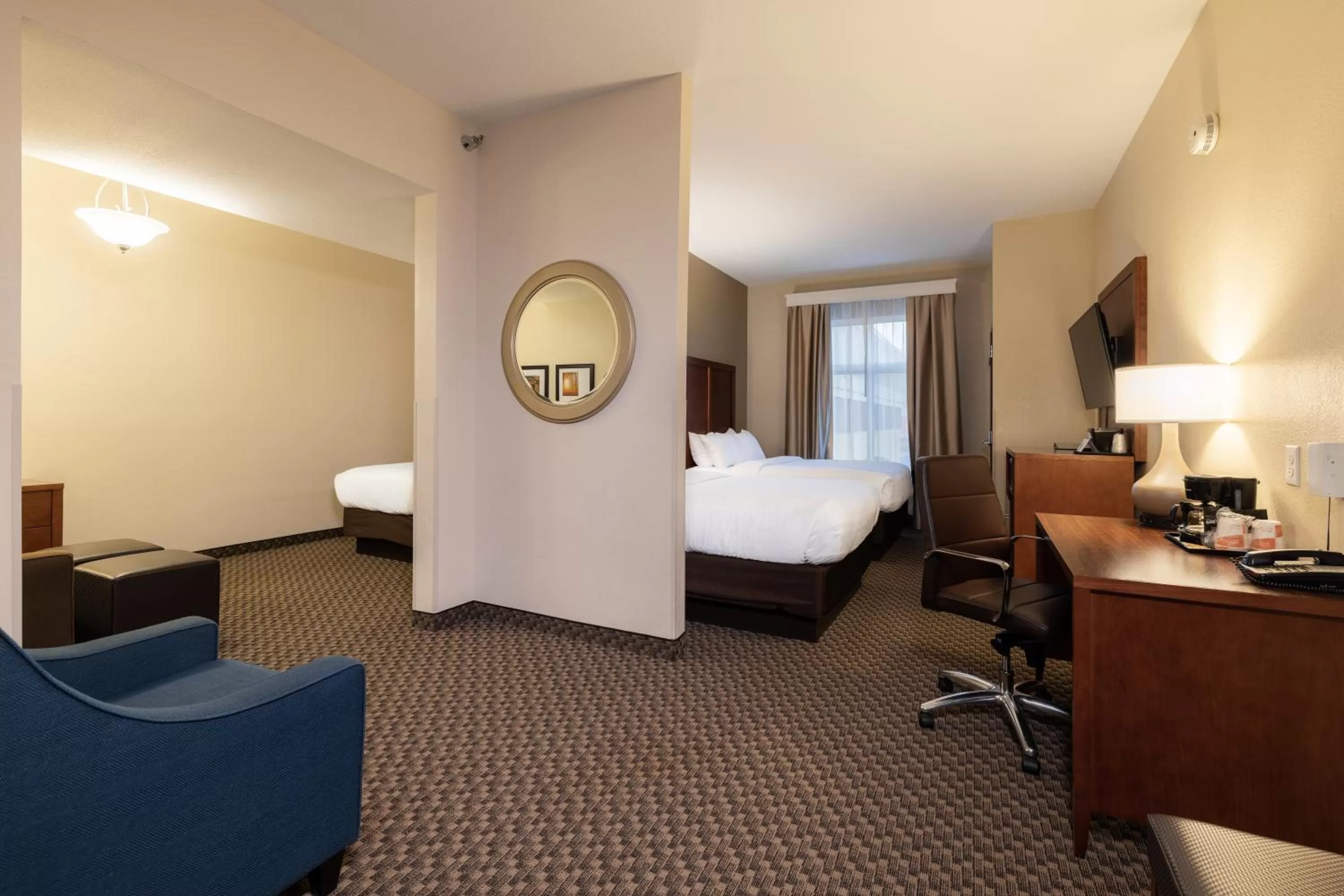 Photo of the whole room, Bed in Comfort Suites Troy-I75