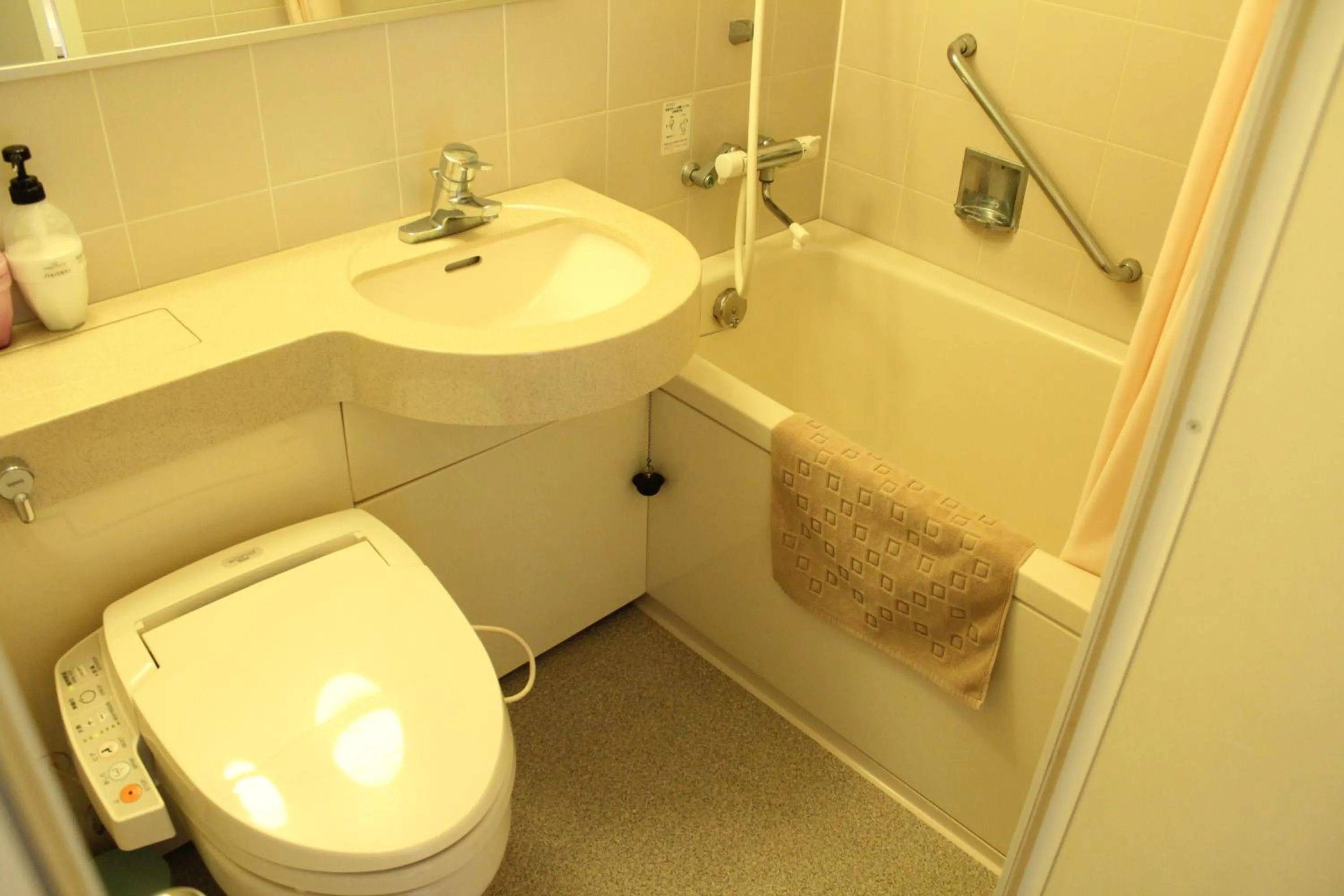 Shower in Honjin Hiranoya Annex