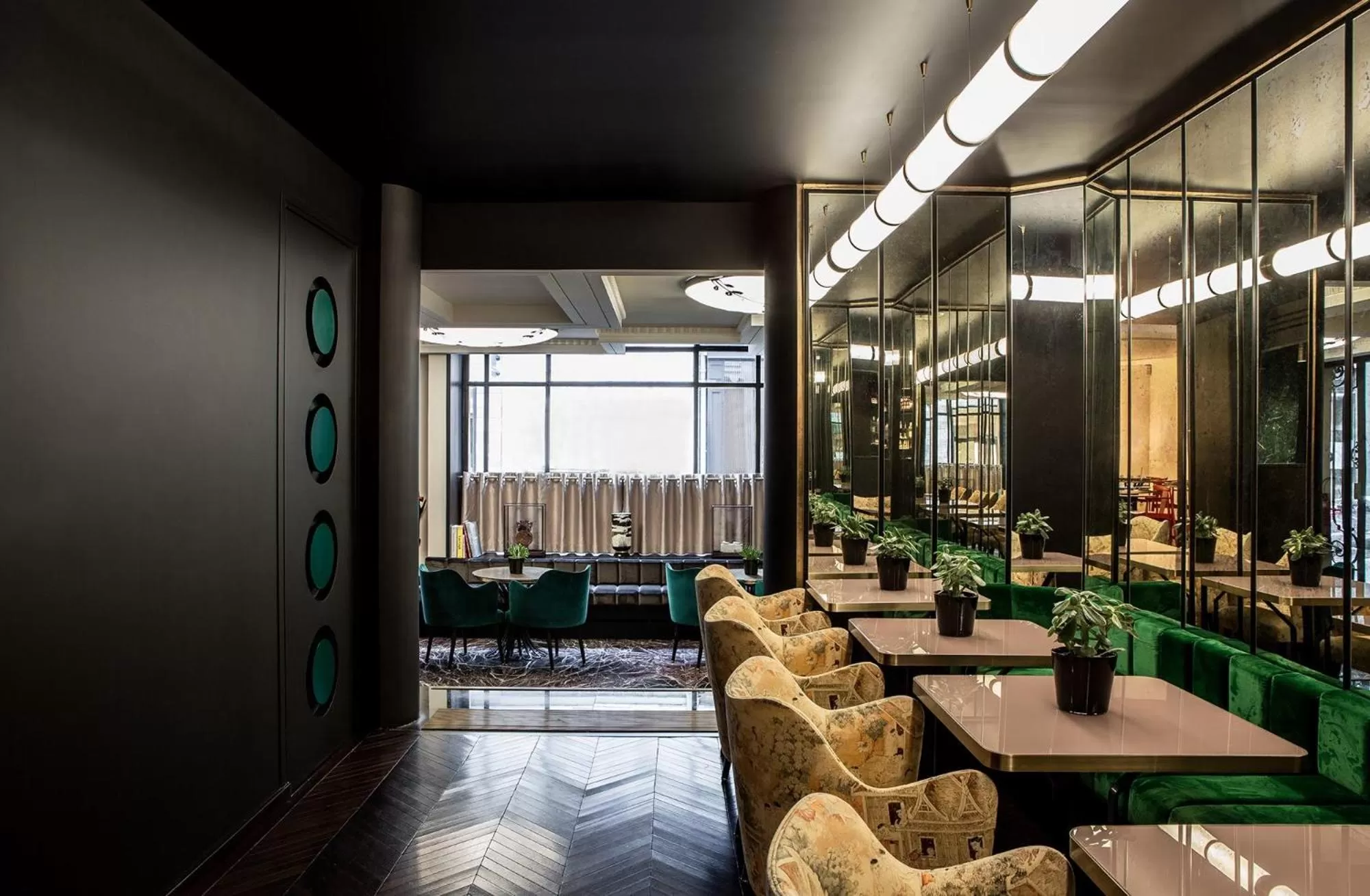 Lounge or bar in Hôtel du Rond-point des Champs-Élysées - Esprit de France