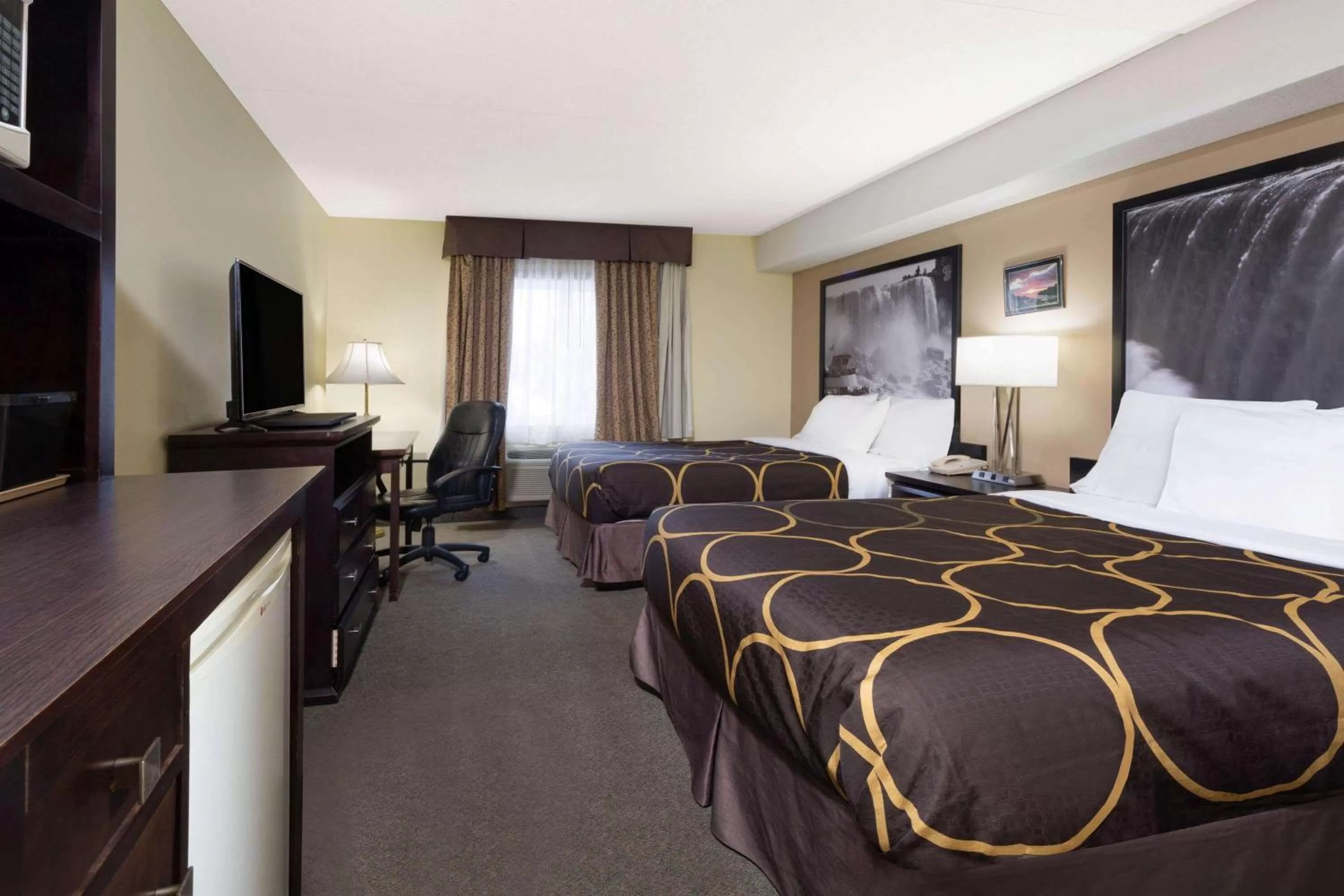 Photo of the whole room, Bed in Super 8 by Wyndham Niagara Falls by the Falls