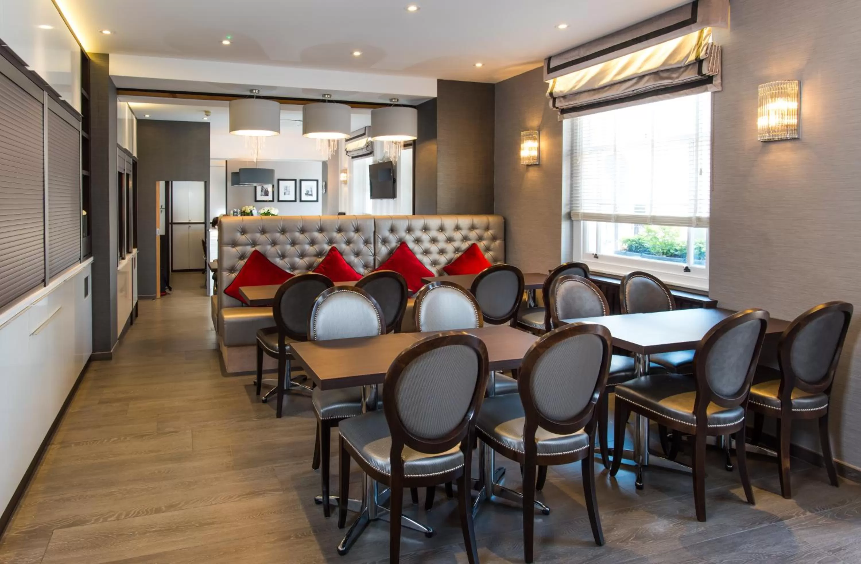 Communal lounge/ TV room in Best Western Buckingham Palace Rd