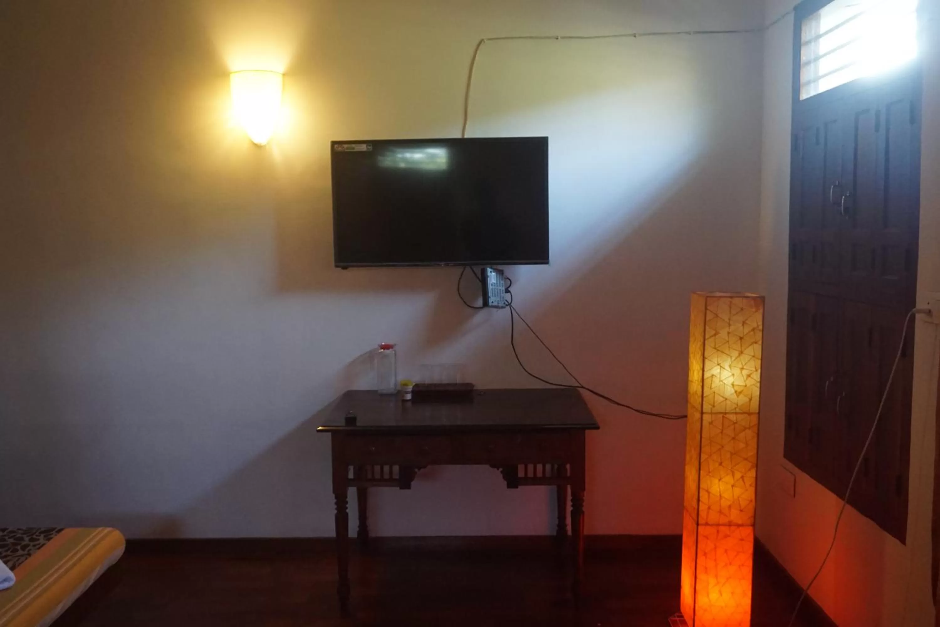 TV and multimedia, TV/Entertainment Center in Green's Guest House