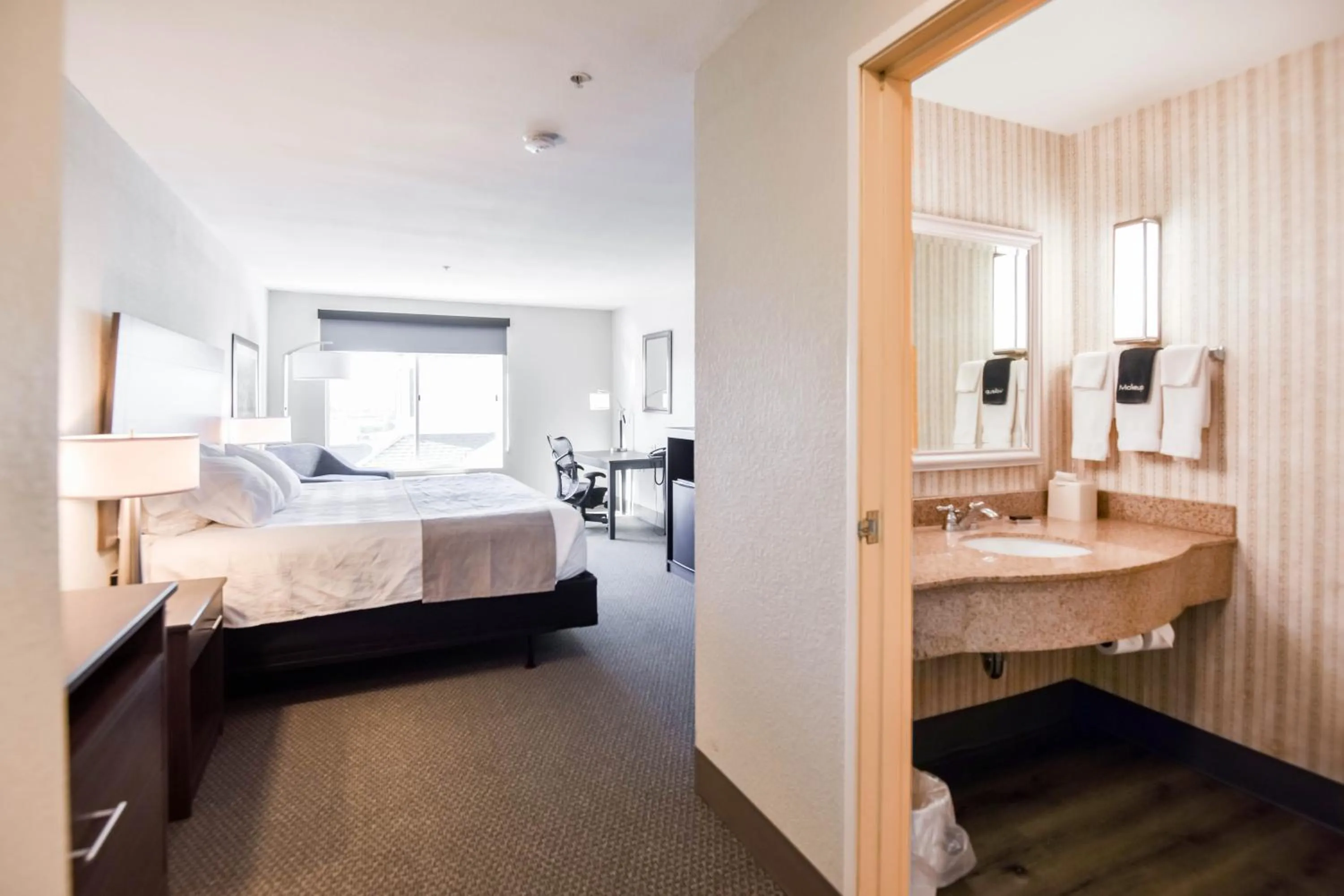 Bathroom, Bed in Shutters Hotel