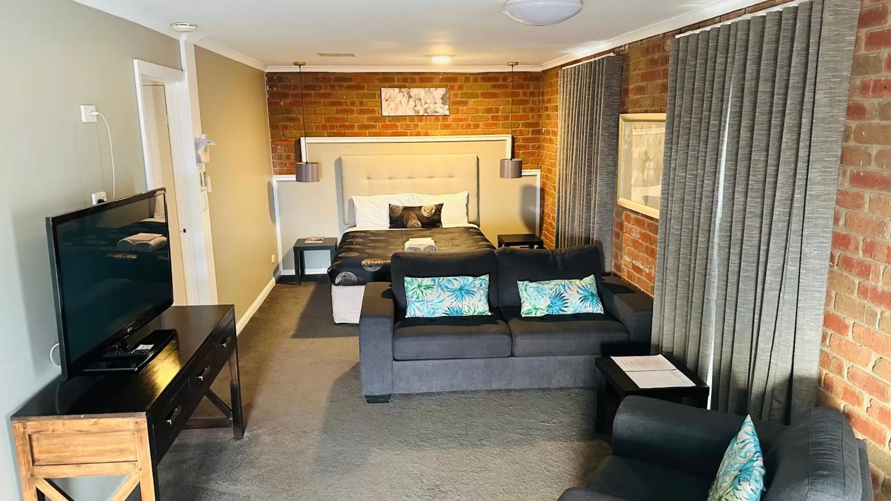 Two-Bedroom Apartment in Early Australian Motor Inn Two-Bedroom Apartment in Early Australian Motor Inn