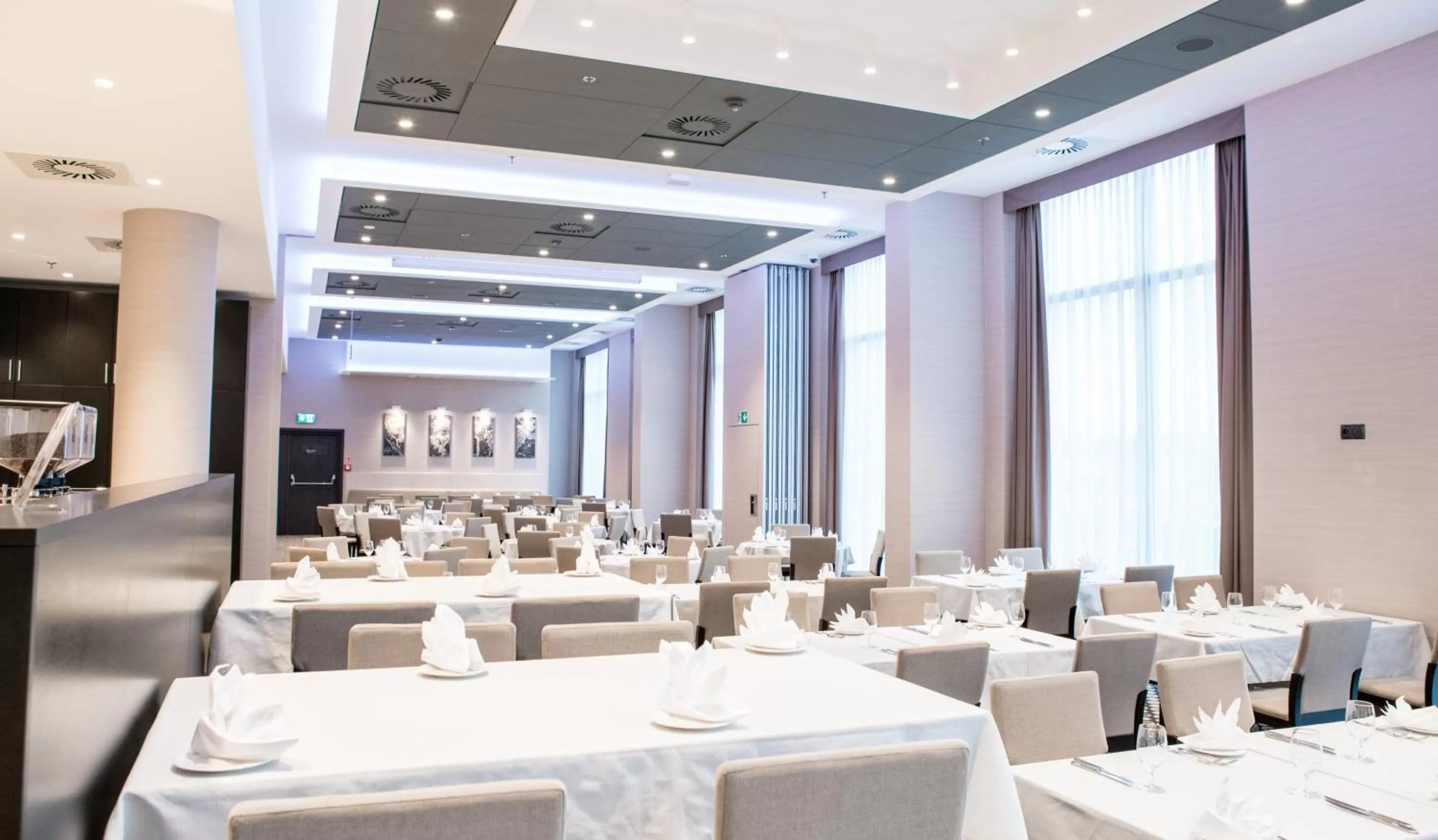 Restaurant/places to eat in Holiday Inn Dąbrowa Górnicza-Katowice by IHG